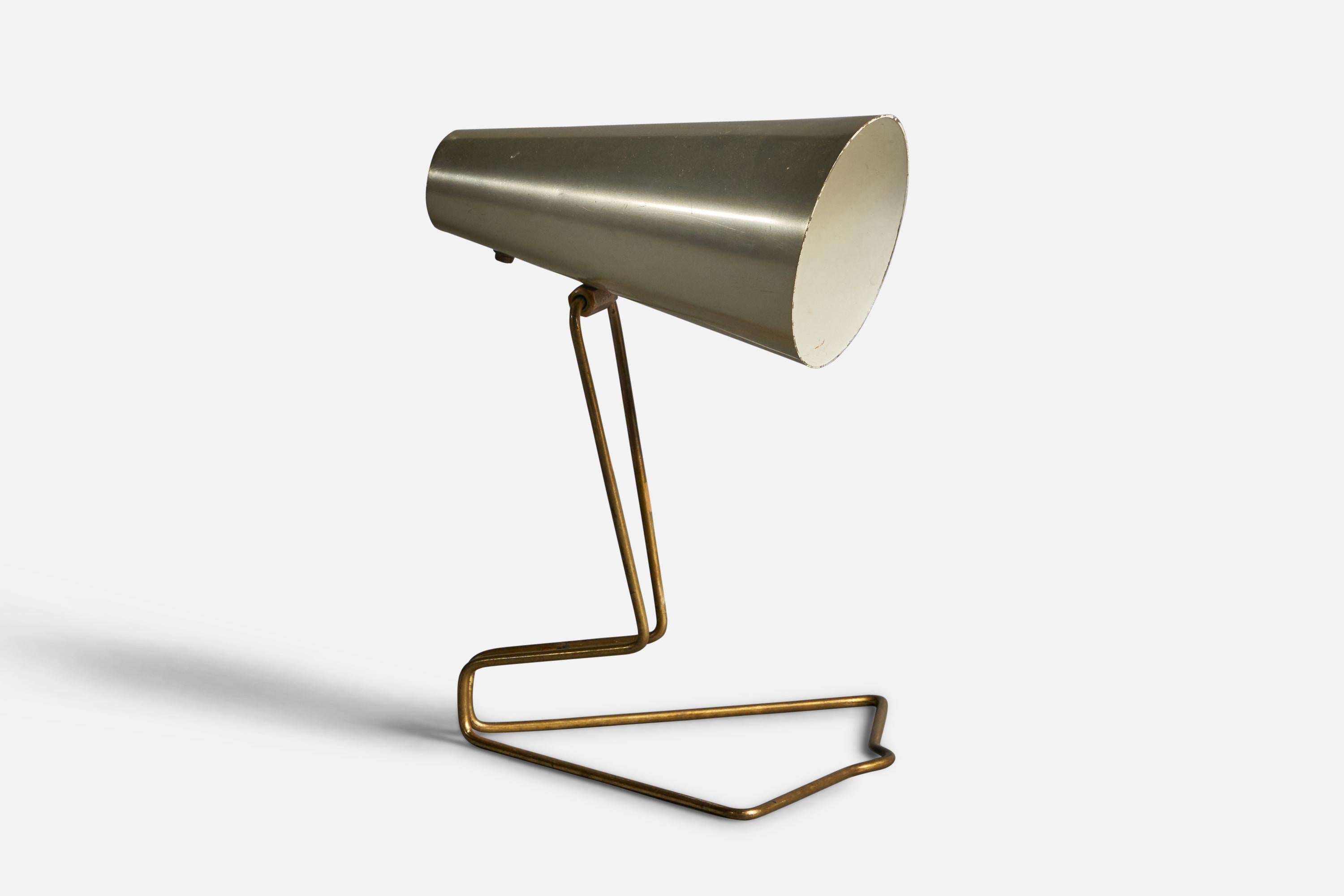 Eine verstellbare Tisch- oder Wandleuchte aus Messing und Metall, entworfen und hergestellt von Idman, Finnland, 1940er Jahre. 

Die Corde wird vom Lampenschirm gespeist.

Gesamtabmessungen (Zoll): 9,5