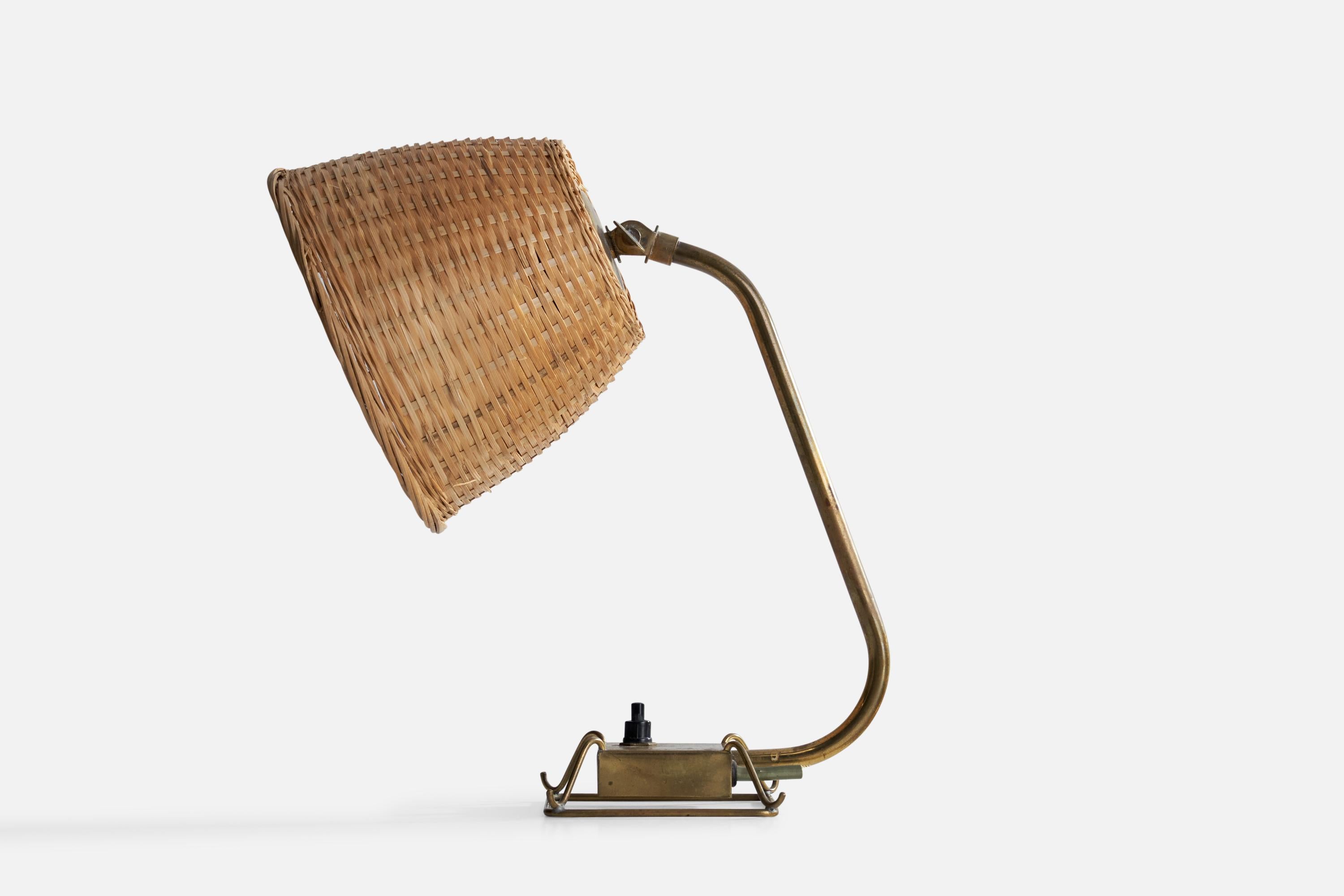 Eine verstellbare Tischlampe aus Messing und Rattan, entworfen und hergestellt von Idman, Finnland, 1940er Jahre.

Gesamtabmessungen (Zoll): 11