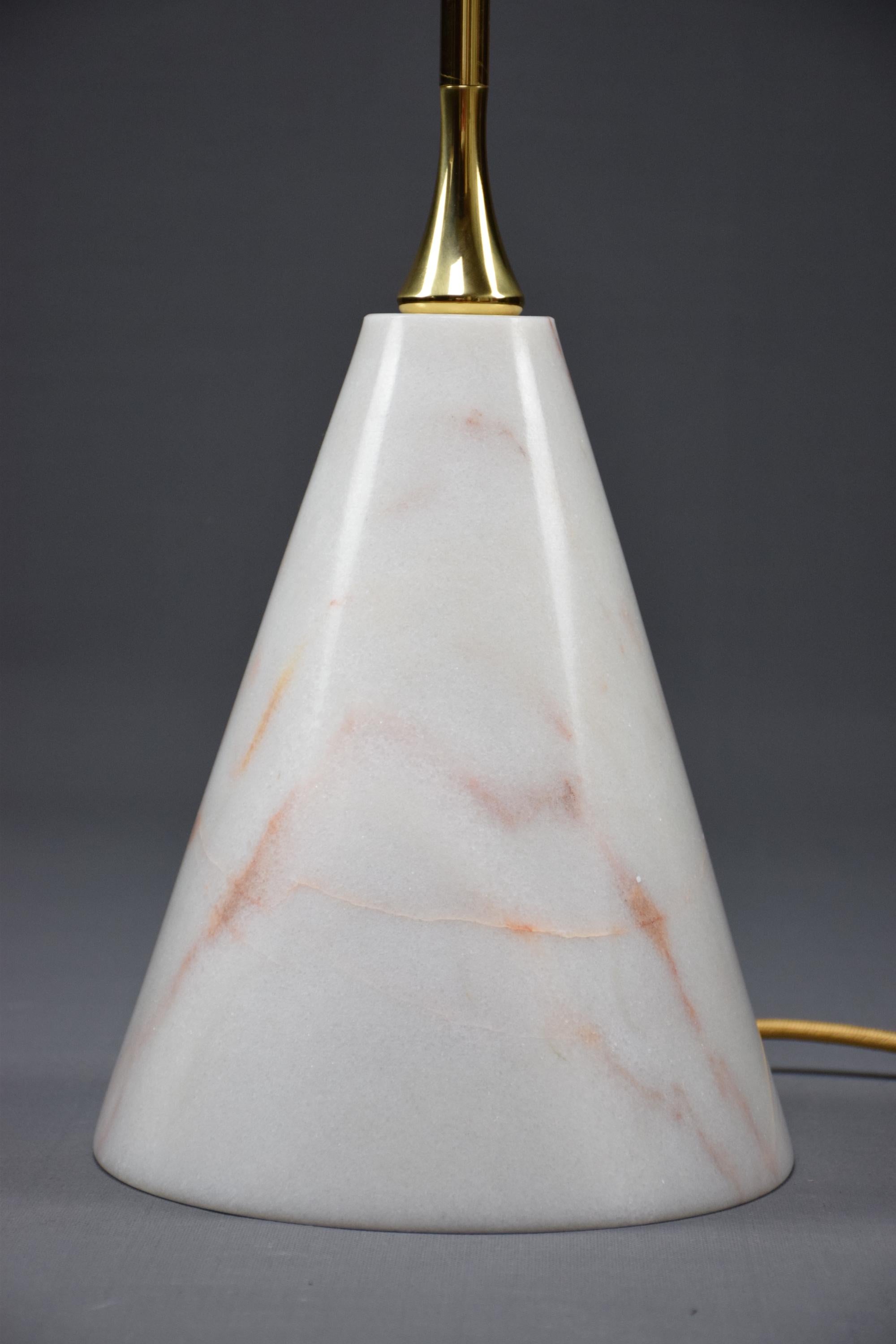 A model highlighted by its geometrically shaped hand blown glass shade which comes with a glass cylinder. The marble base is available in black, green or white.

Light source: 
1x60 W Max E27
230 V - LED integrated 
120 V - LED

The Flow