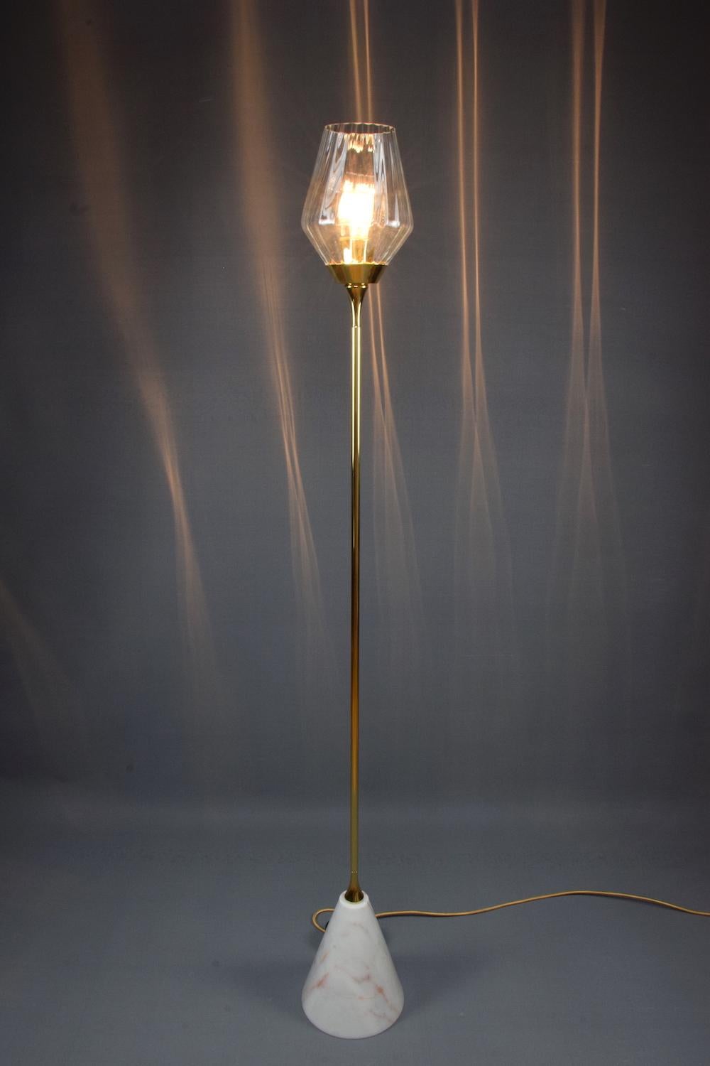 Stehlampe Ido-F1 aus Messing mit Marmorsockel (Moderne) im Angebot