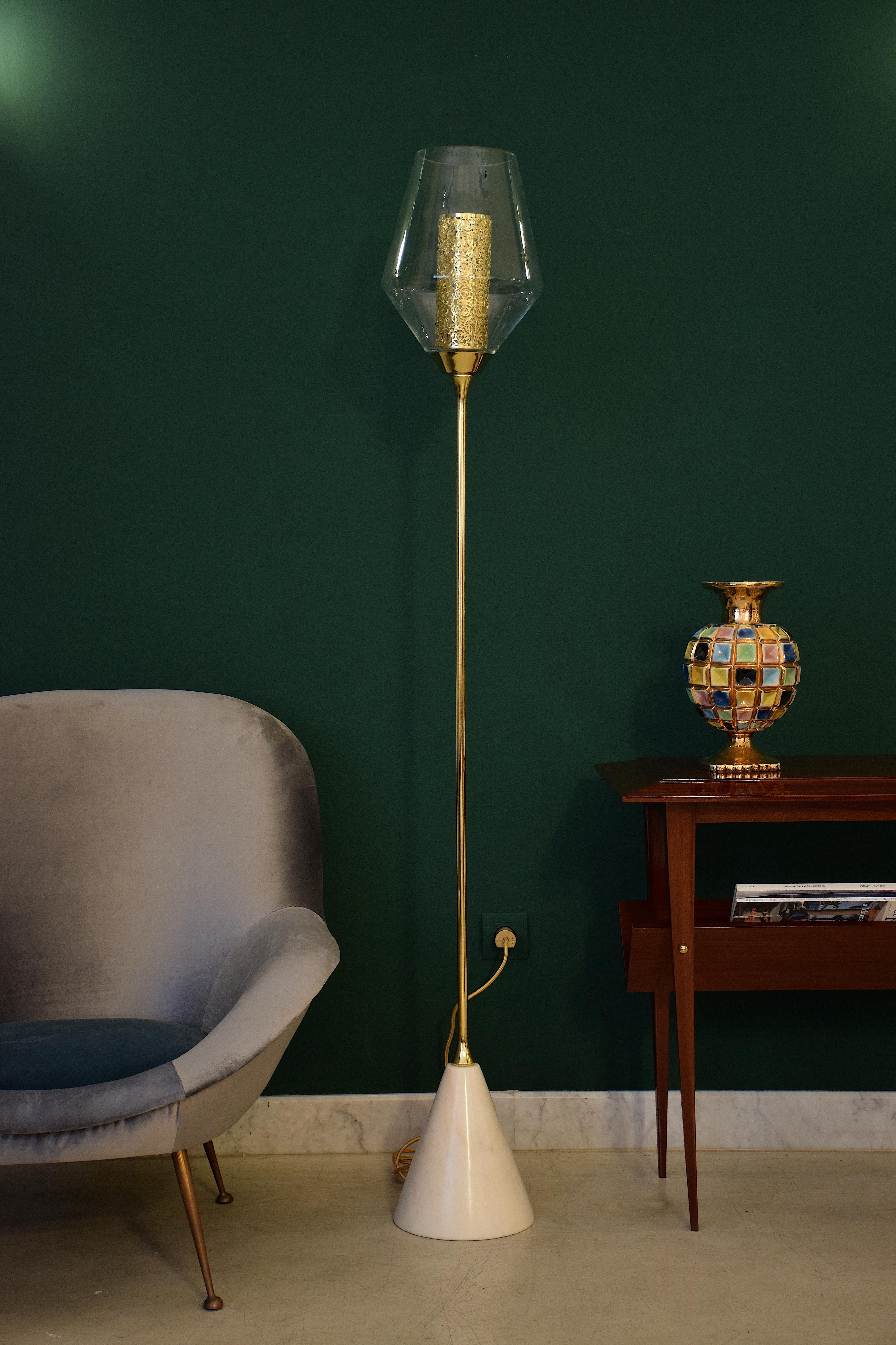 A model highlighted by its geometrically shaped hand blown glass shade which comes with a removable openwork brass cylinder. The marble base is available in black, green or white.

Light source: 
1 x 60 W Max E27
230 V - LED integrated 
120 V -