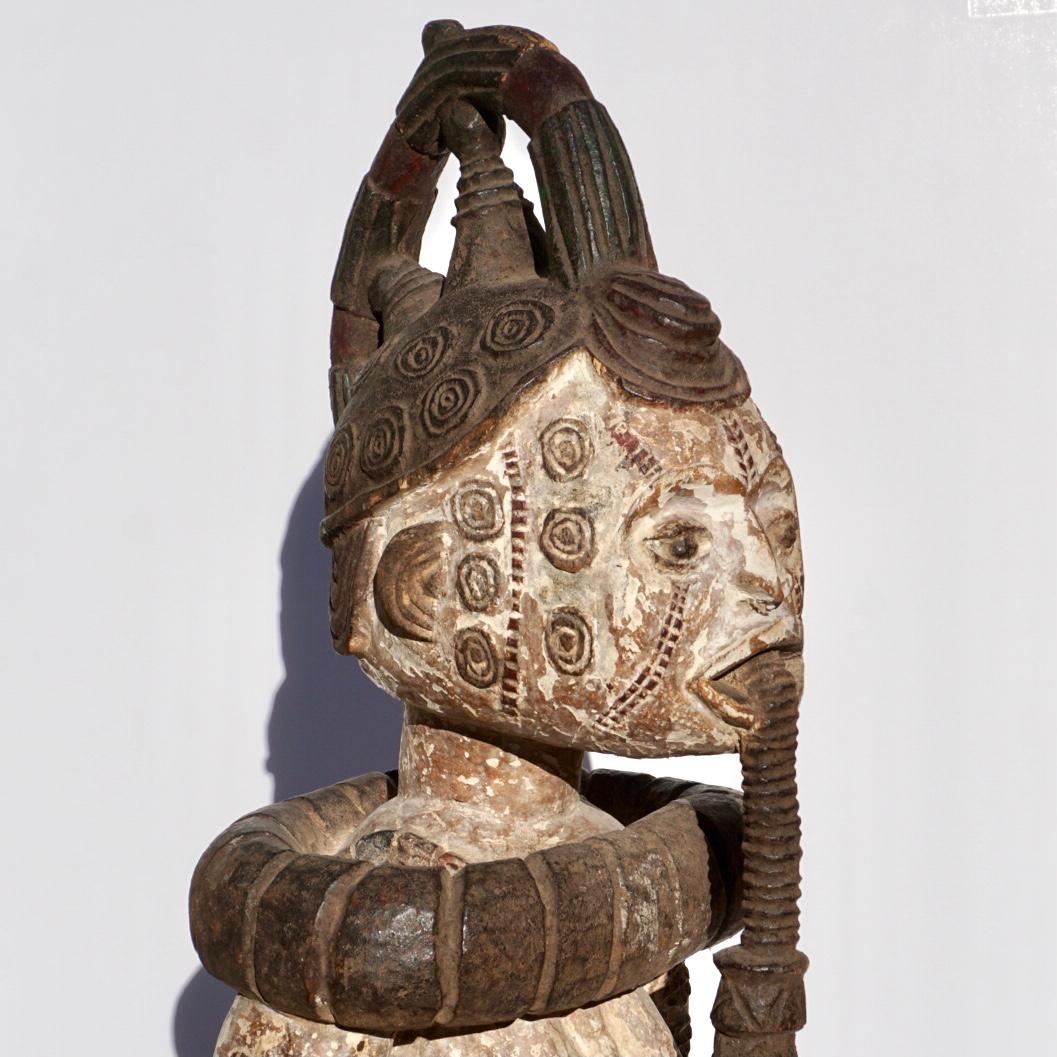 Idoma Ido Nigerianische geschnitzte Holzfigur einer sitzenden Frau  (Primitiv) im Angebot