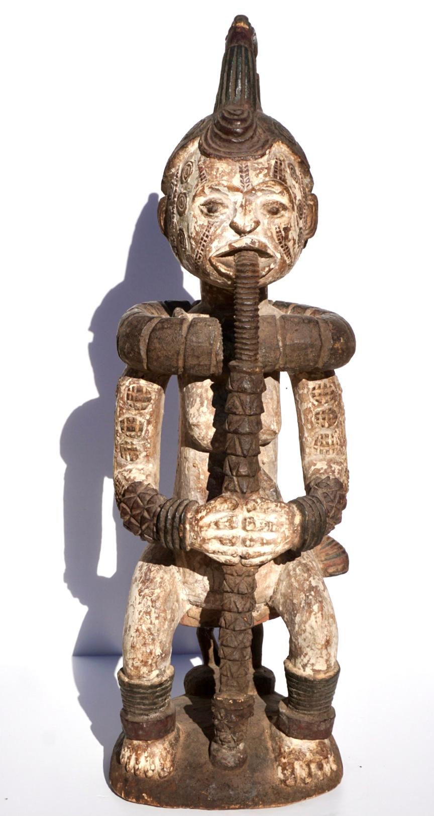 Idoma Ido Nigerian Carved Wood Figure Of A Seated Female  In Good Condition For Sale In Dallas, TX