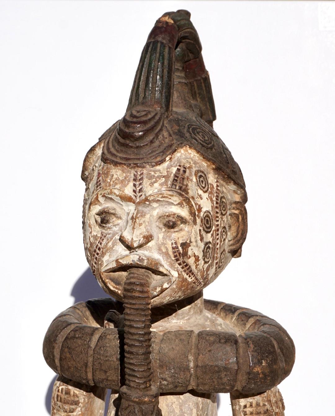 Idoma Ido Nigerian Carved Wood Figure Of A Seated Female  For Sale 3