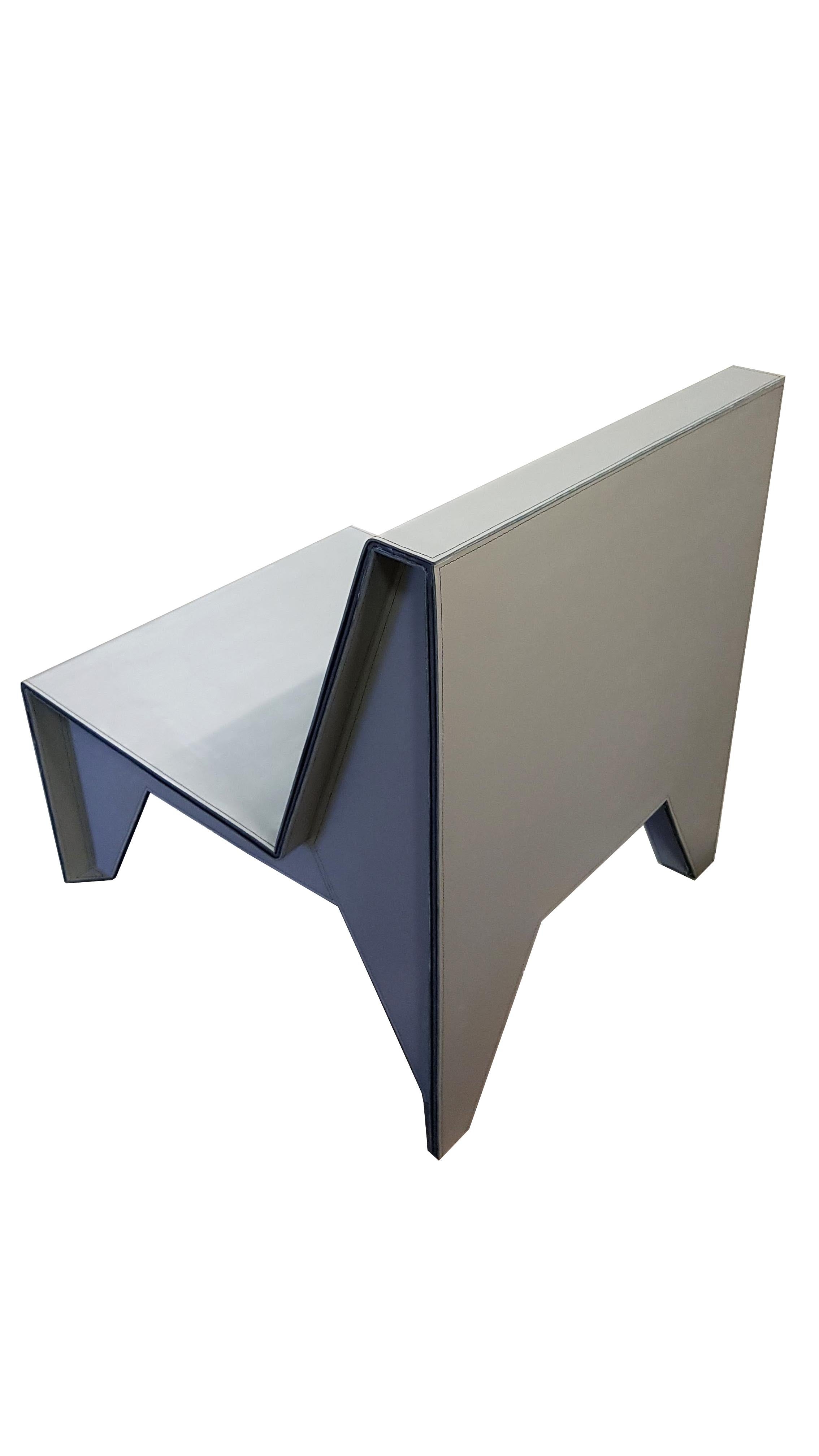 La chaise IDRA Lounge est un exemple étonnant de design minimaliste, créé par le très talentueux Olavo Machado Neto. Les recherches approfondies de Machado Neto sur les formes et les matériaux ont abouti à la création de ce magnifique