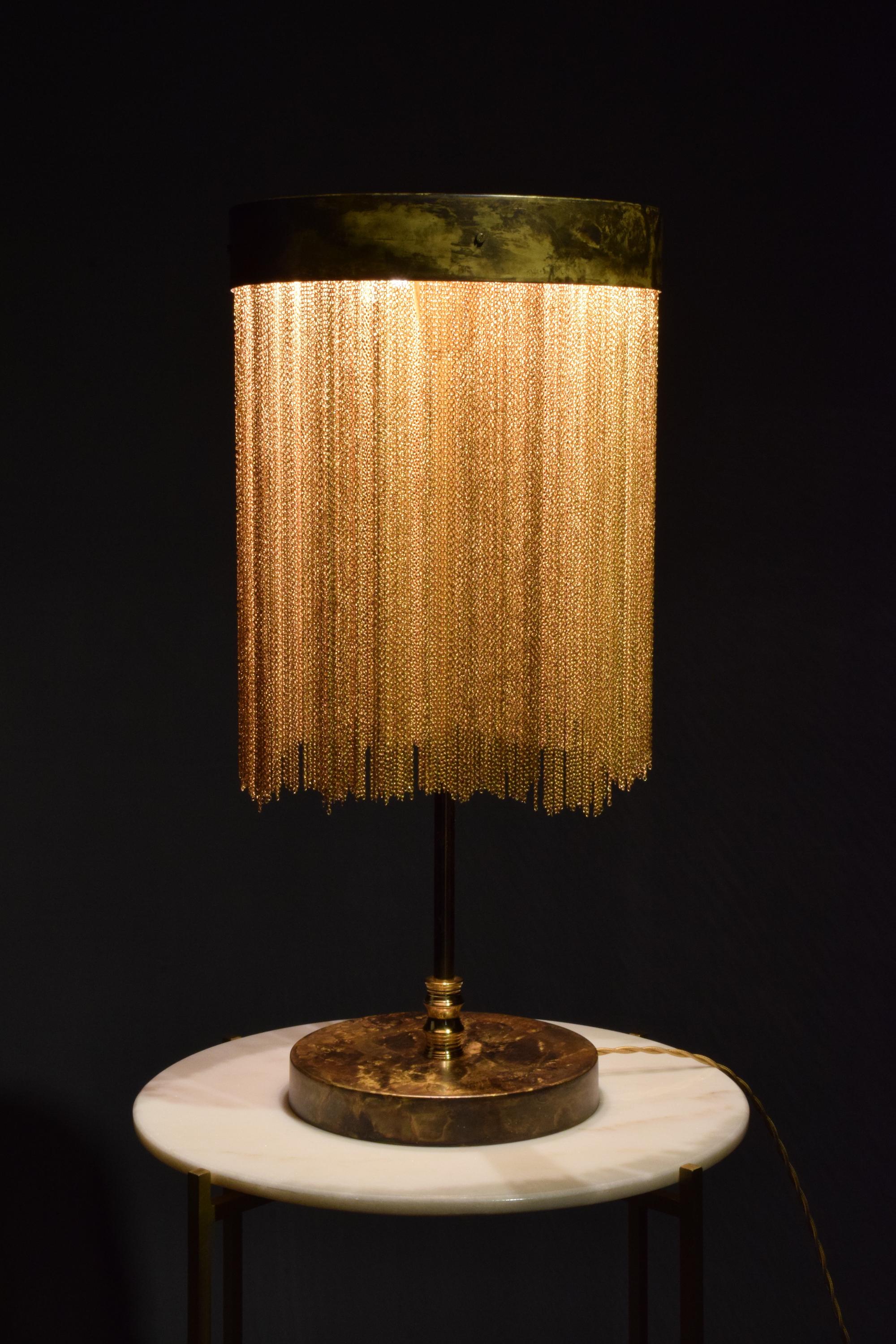 Pictured here in an antique brass nish, this light is designed with a curtain of brass chains that play with the reaction by di using stripes of light all-around.

Flow 2 by JA Studio
The inspiration behind this collection was to create modern