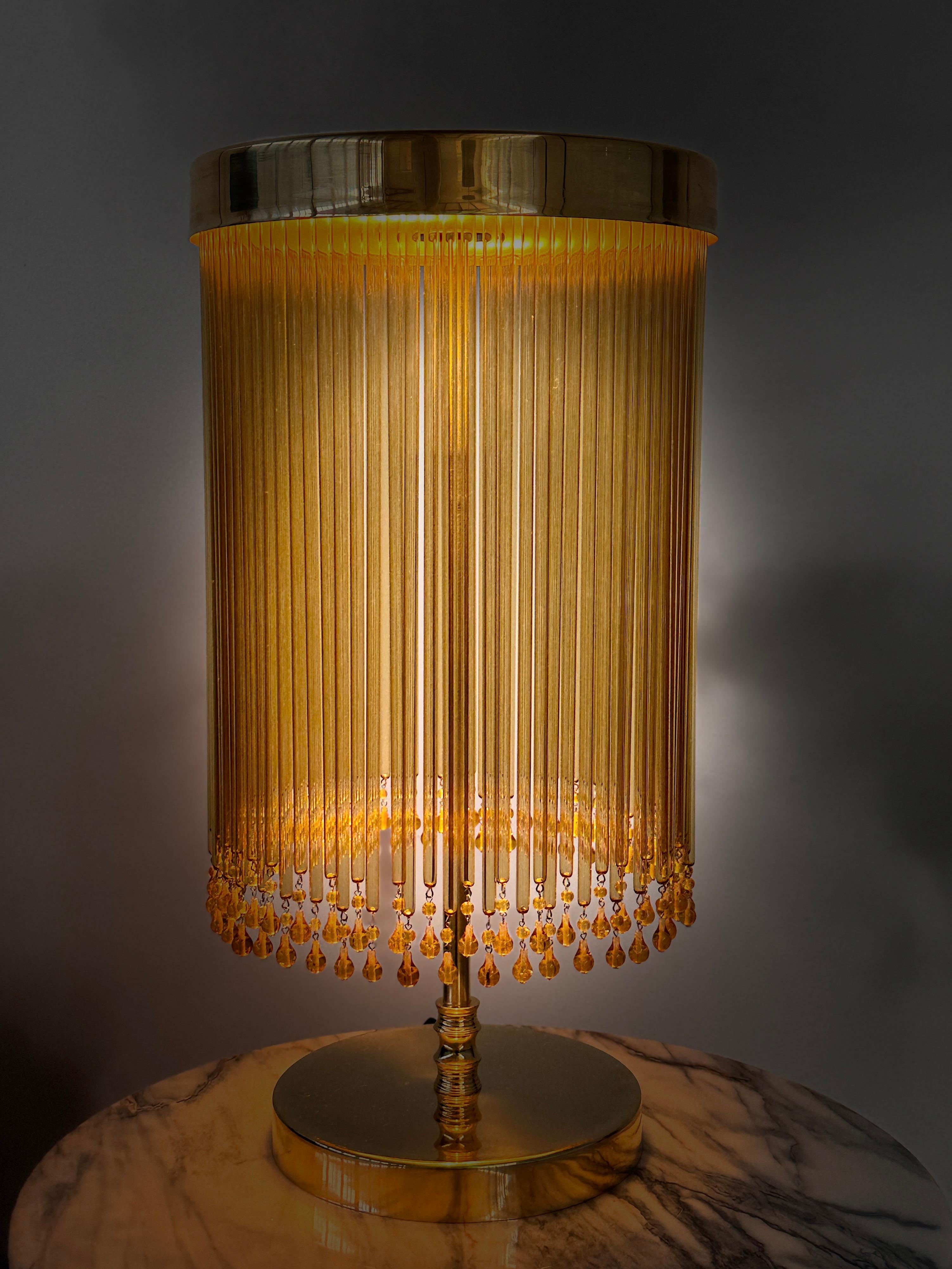 IDRIA-T2 Tischlampe aus Messing mit Tropfen aus Bernsteinglas (Moderne) im Angebot