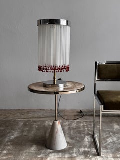 IDRIA-T2 Tischleuchte aus vernickeltem Messing mit weißem Glas und roten Tropfen