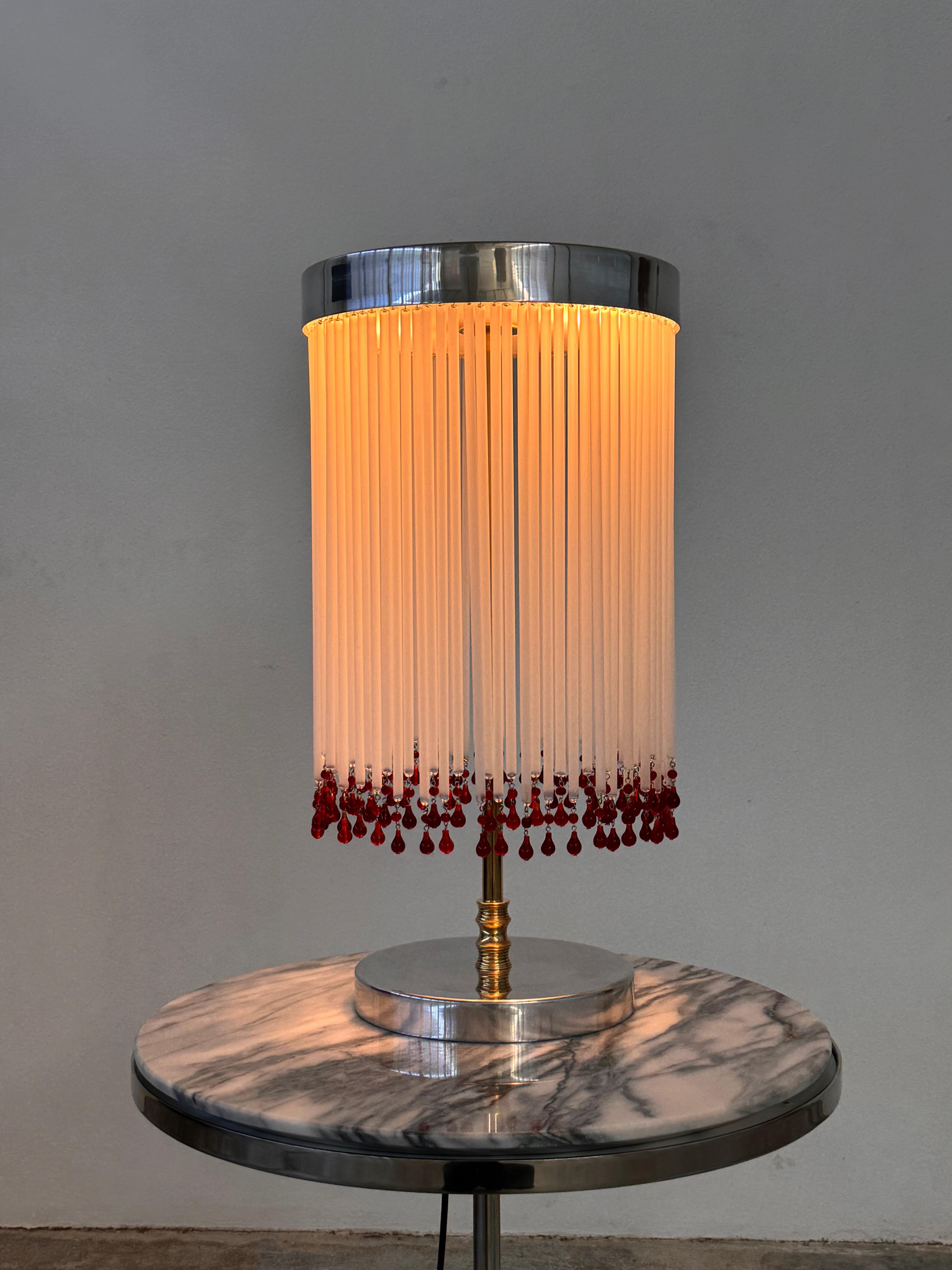 IDRIA-T2 Lámpara de sobremesa de latón niquelado con cristal blanco y gotas rojas Escarchado en venta