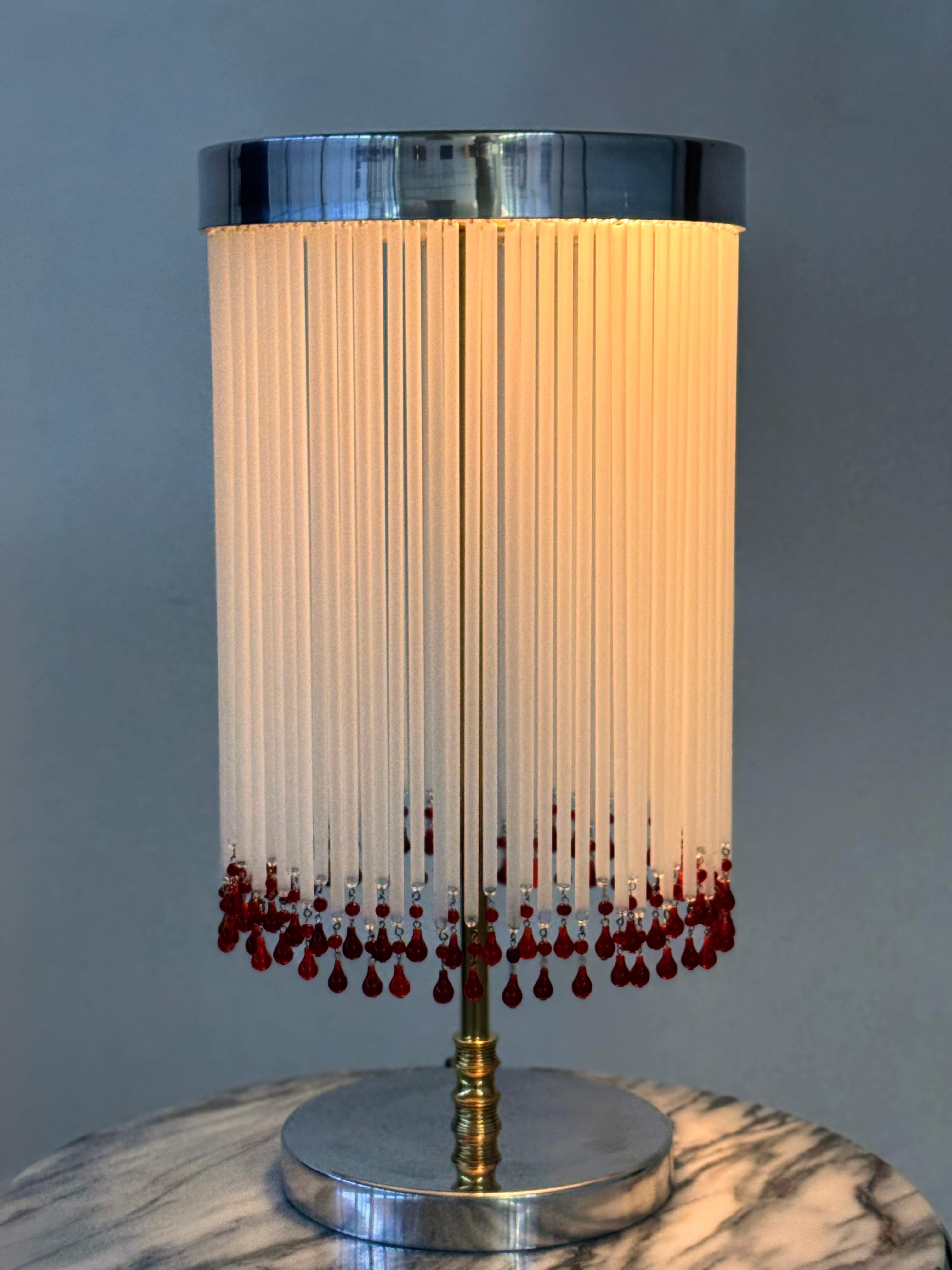 IDRIA-T2 Lámpara de sobremesa de latón niquelado con cristal blanco y gotas rojas en Nuevo estado para la venta en Paris, FR