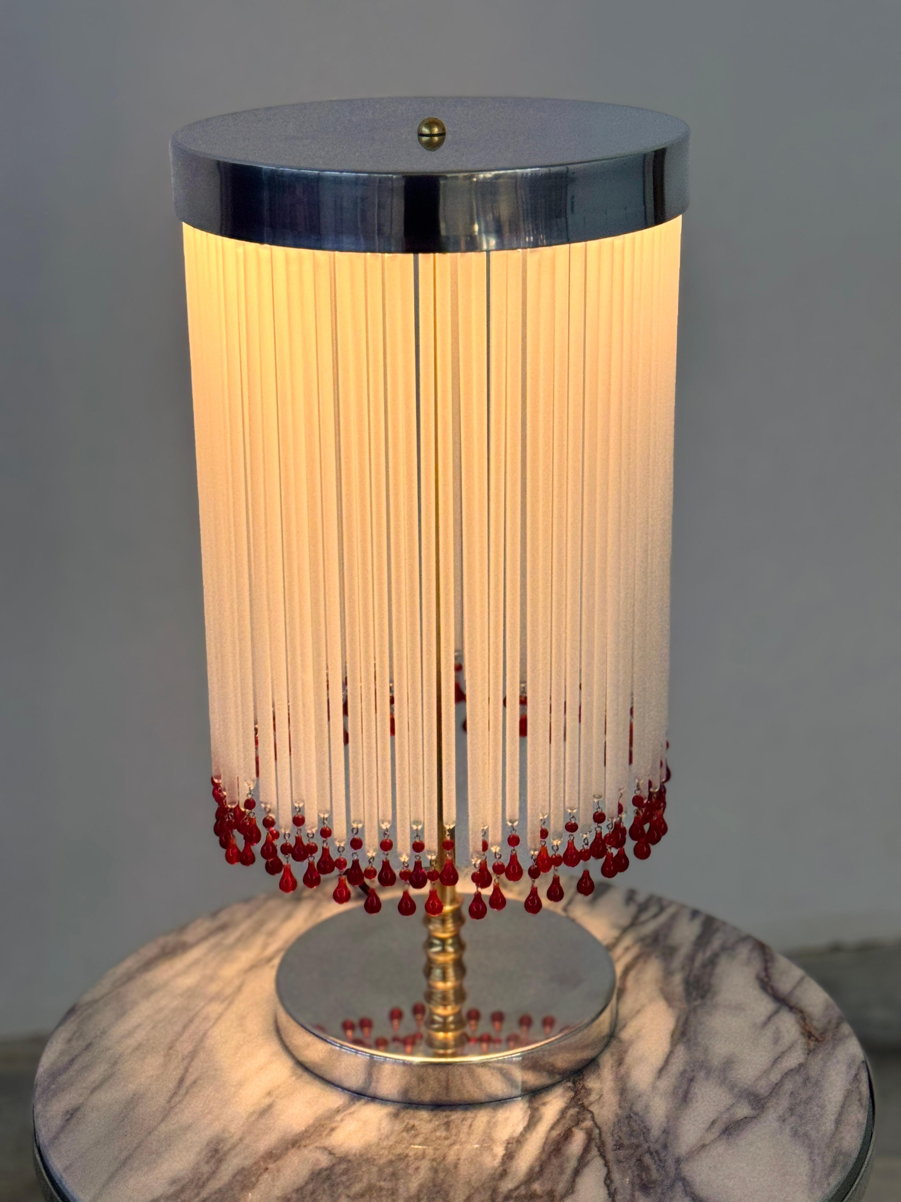 IDRIA-T2 Lámpara de sobremesa de latón niquelado con cristal blanco y gotas rojas en venta 1