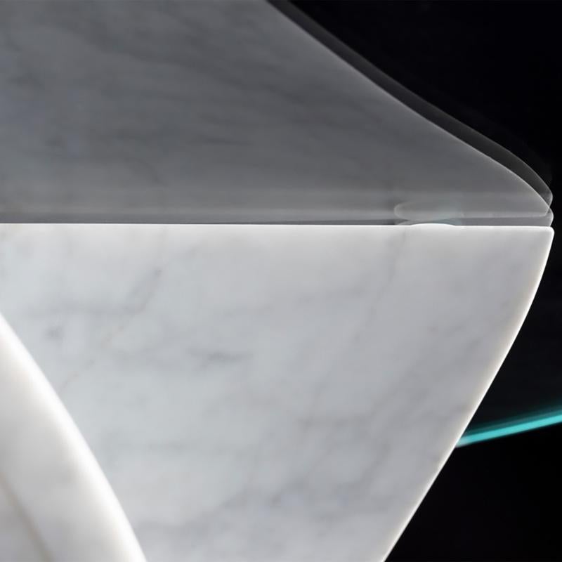 Coffee Table in glass, inox steel and marble.
Damiano freely draws upon whatever in uence suits him, without restrictions, without dogmas to follow. He doesn’t come from a particular school of thought. His works, nevertheless, are direct. Always