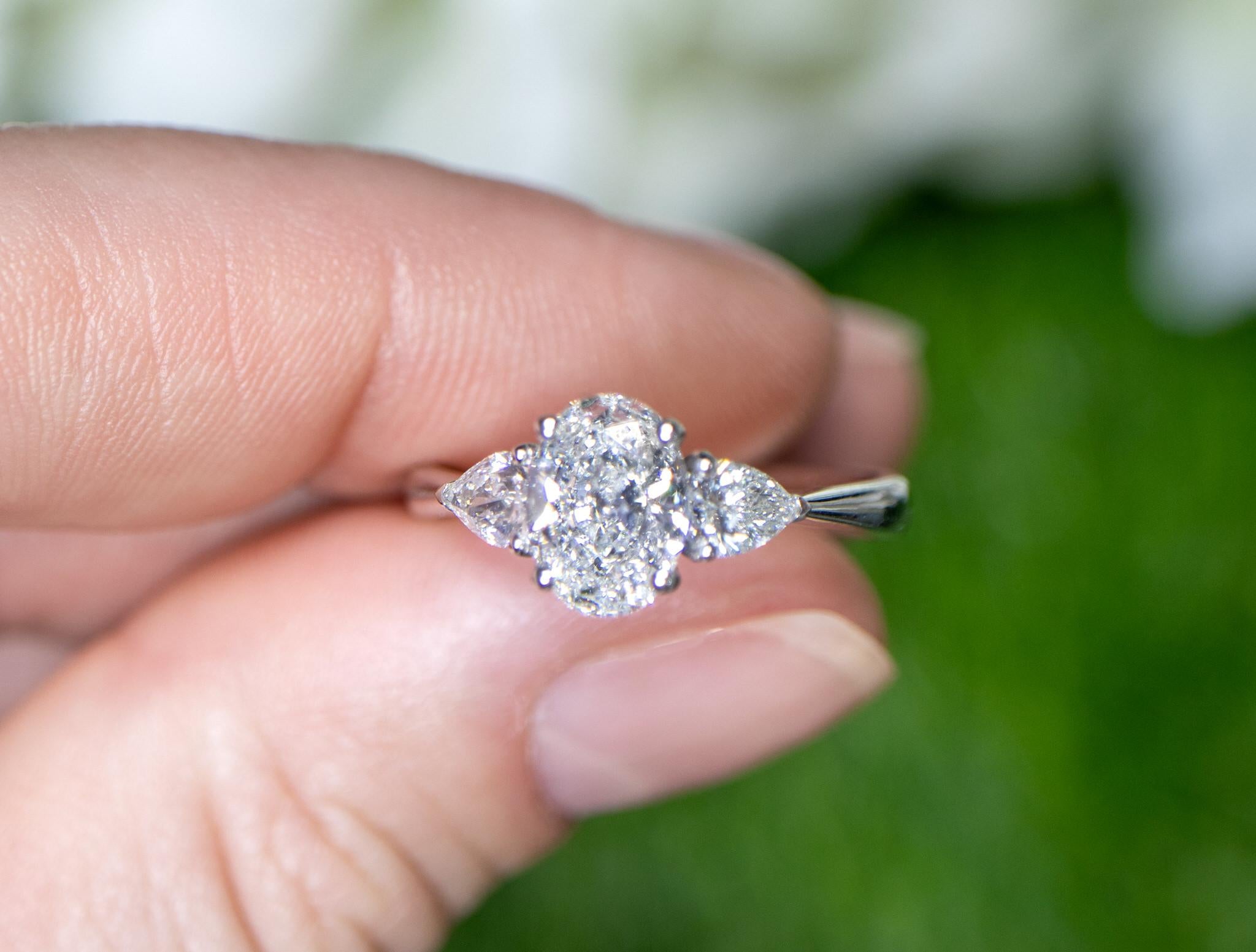 IDT zertifizierter ovaler Diamant-Verlobungsring mit zwei seitlichen Diamanten 1,52 Karat 18K (Moderne) im Angebot