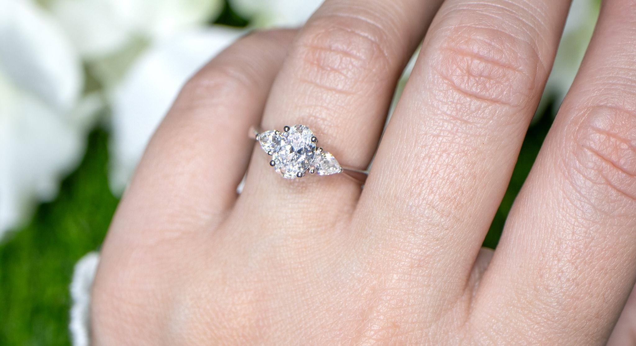 IDT zertifizierter ovaler Diamant-Verlobungsring mit zwei seitlichen Diamanten 1,52 Karat 18K (Ovalschliff) im Angebot