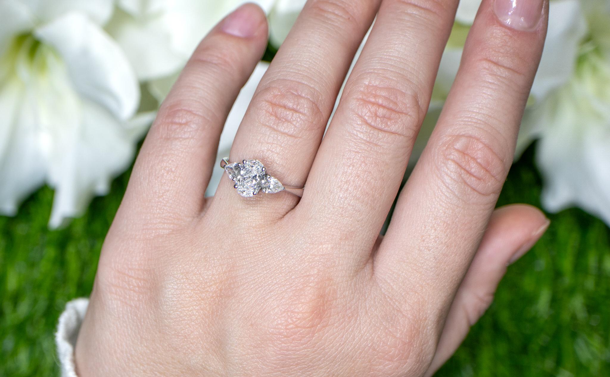 IDT zertifizierter ovaler Diamant-Verlobungsring mit zwei seitlichen Diamanten 1,52 Karat 18K im Zustand „Neu“ im Angebot in Laguna Niguel, CA