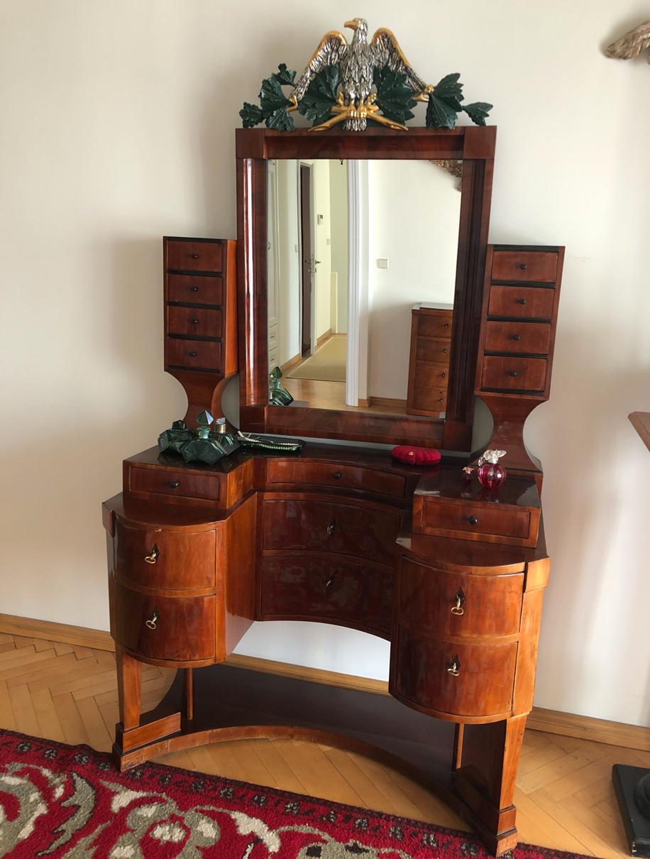For sale we offer a mahogany Biedermeier dressing table from the first half of the 19th century in very good condition. The only flaw in the furniture is visible in the photos.

 