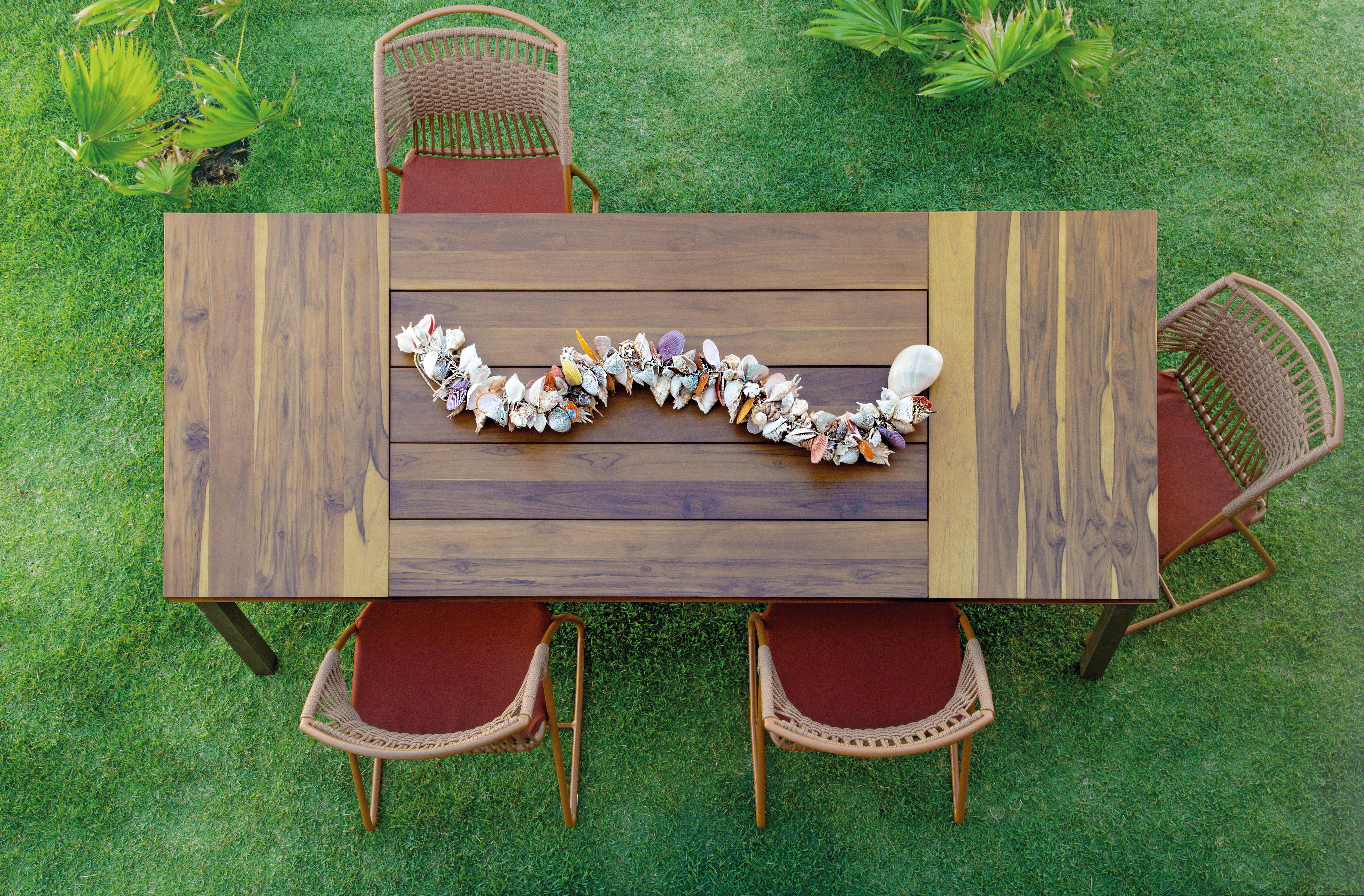 The Iemanjá Outdoor Table is made of aluminum tube in the structure with a high-resistance electrostatic paint finish.
The paint colors can be customized to your project. The color catalog is vast. Request virtual samples.
The top is made of natural