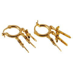 IF & Co Boucles d'oreilles pendantes en or jaune 22k avec pendentifs en forme de dague et d'épée avec accents d'émeraude