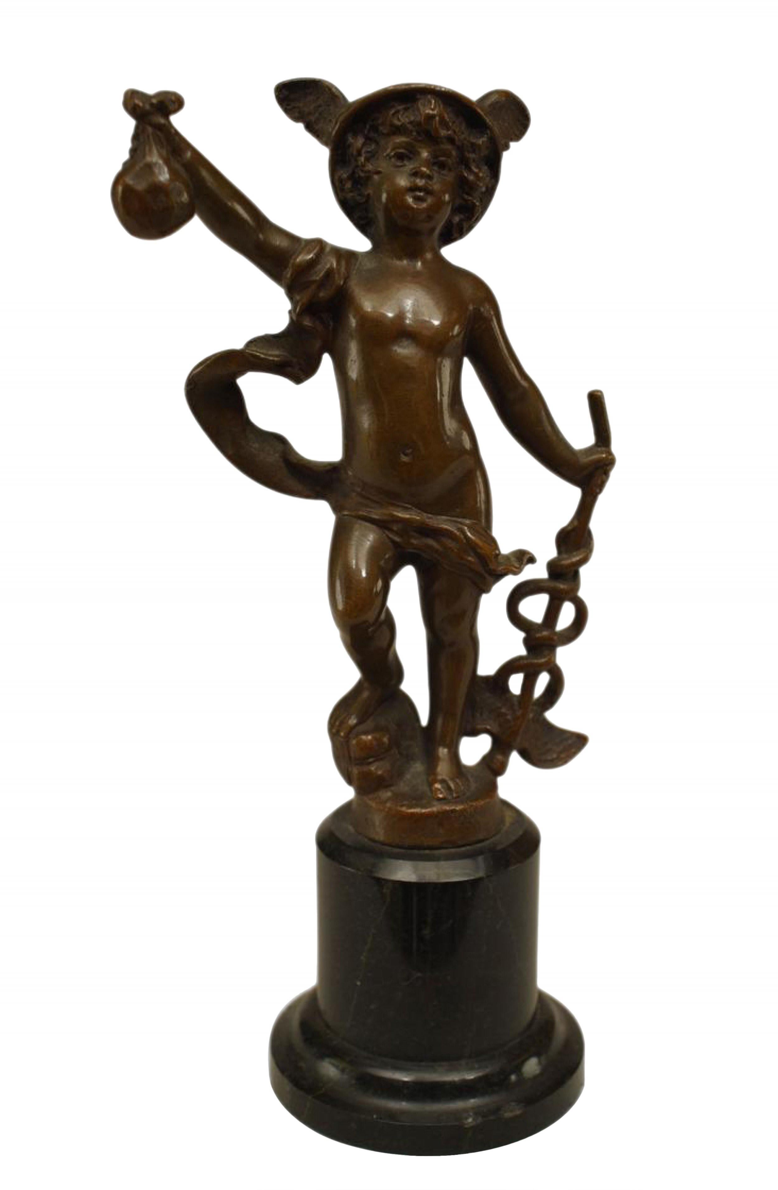 Piccola figura in bronzo in stile greco (XIX/XX secolo) di un ragazzo con elmo alato che regge un bastone e una borsa in piedi su una base cilindrica in marmo nero (firmata F. Iffland)