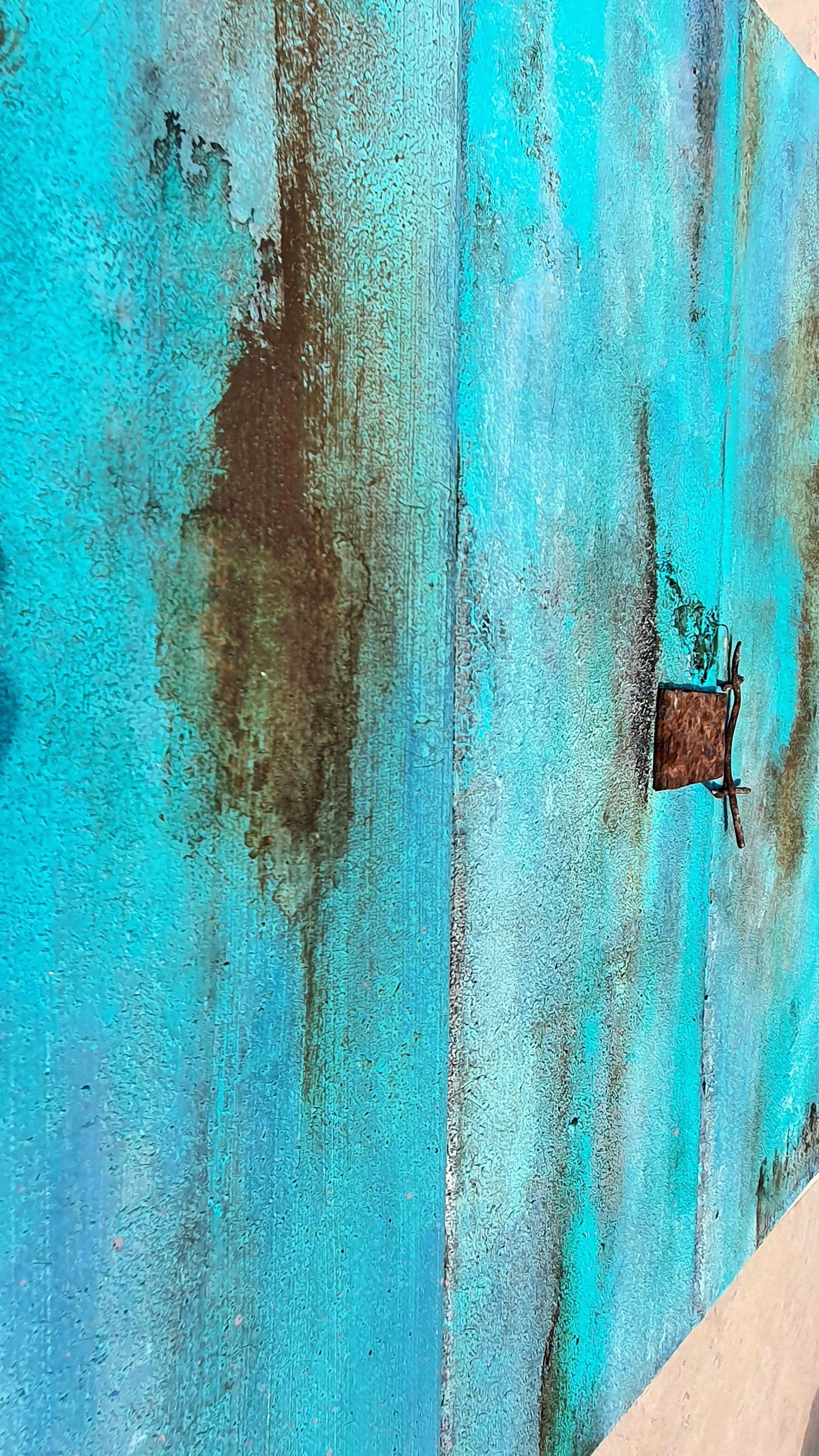 Un trittico di pittura astratta contemporanea riccamente strutturata con allegato un oggetto in metallo vintage trovato in spiaggia e lavato dal mare. Il dipinto fonde magnificamente le vibranti tonalità del turchese ossidato e del caldo marrone