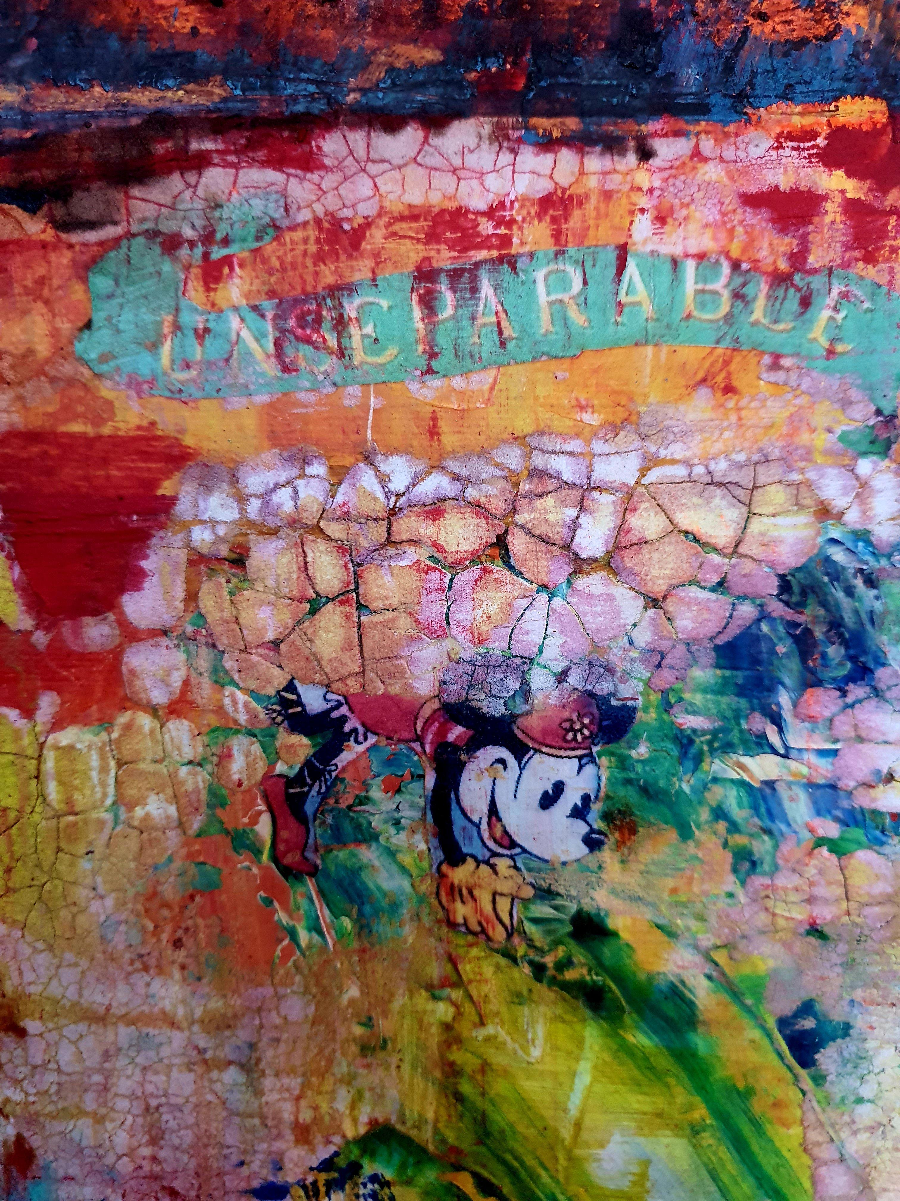 Originale dipinto astratto contemporaneo su tela profonda, una composizione a più livelli con colori contrastanti e vivaci, texture ricche e dettagli in stile pop art.   Campi e strisce di colore, interrotti da immagini trasferite e aree screpolate