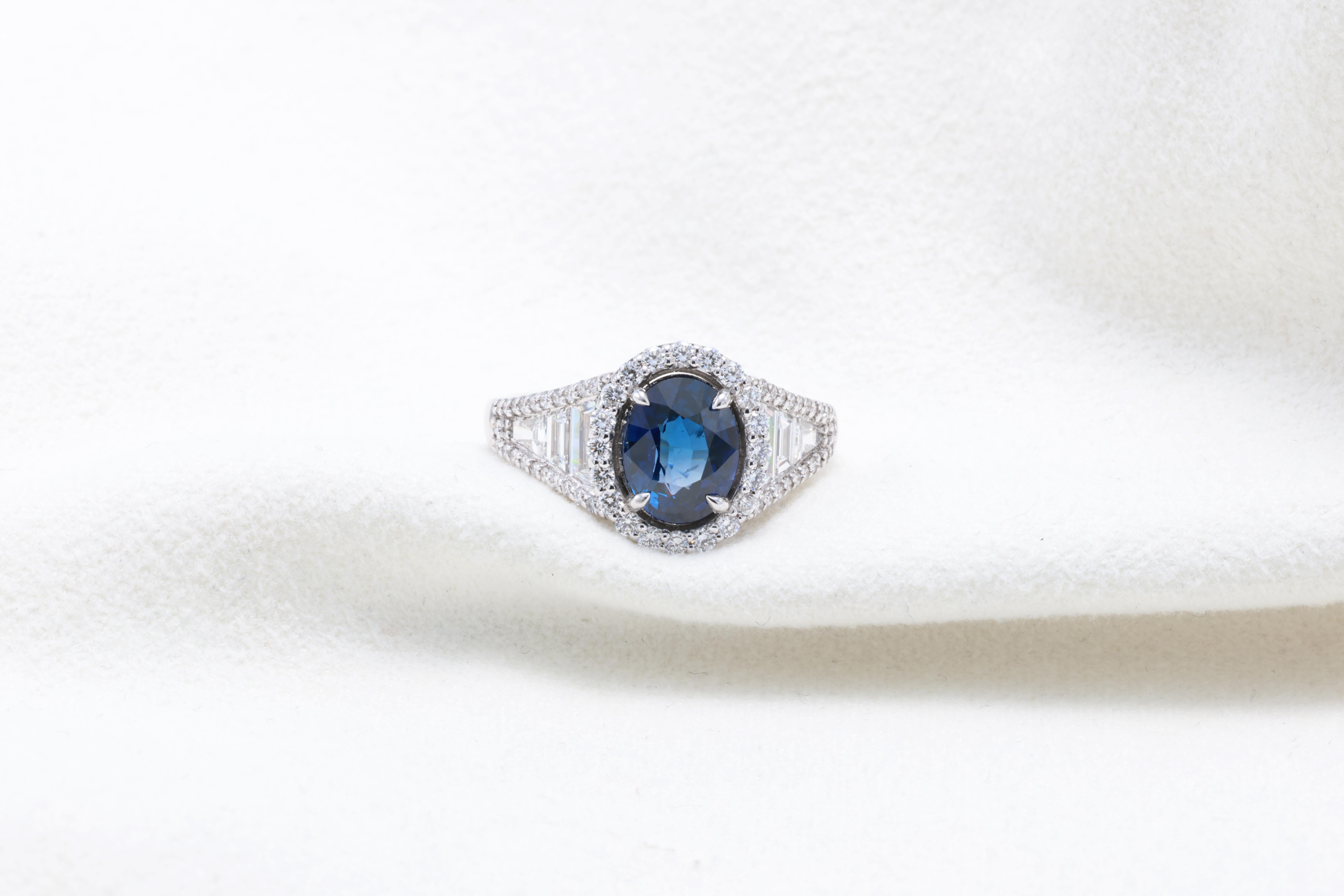 Anello con zaffiro blu vivo del Siam certificato IGA da 1,61 carati in vendita 5