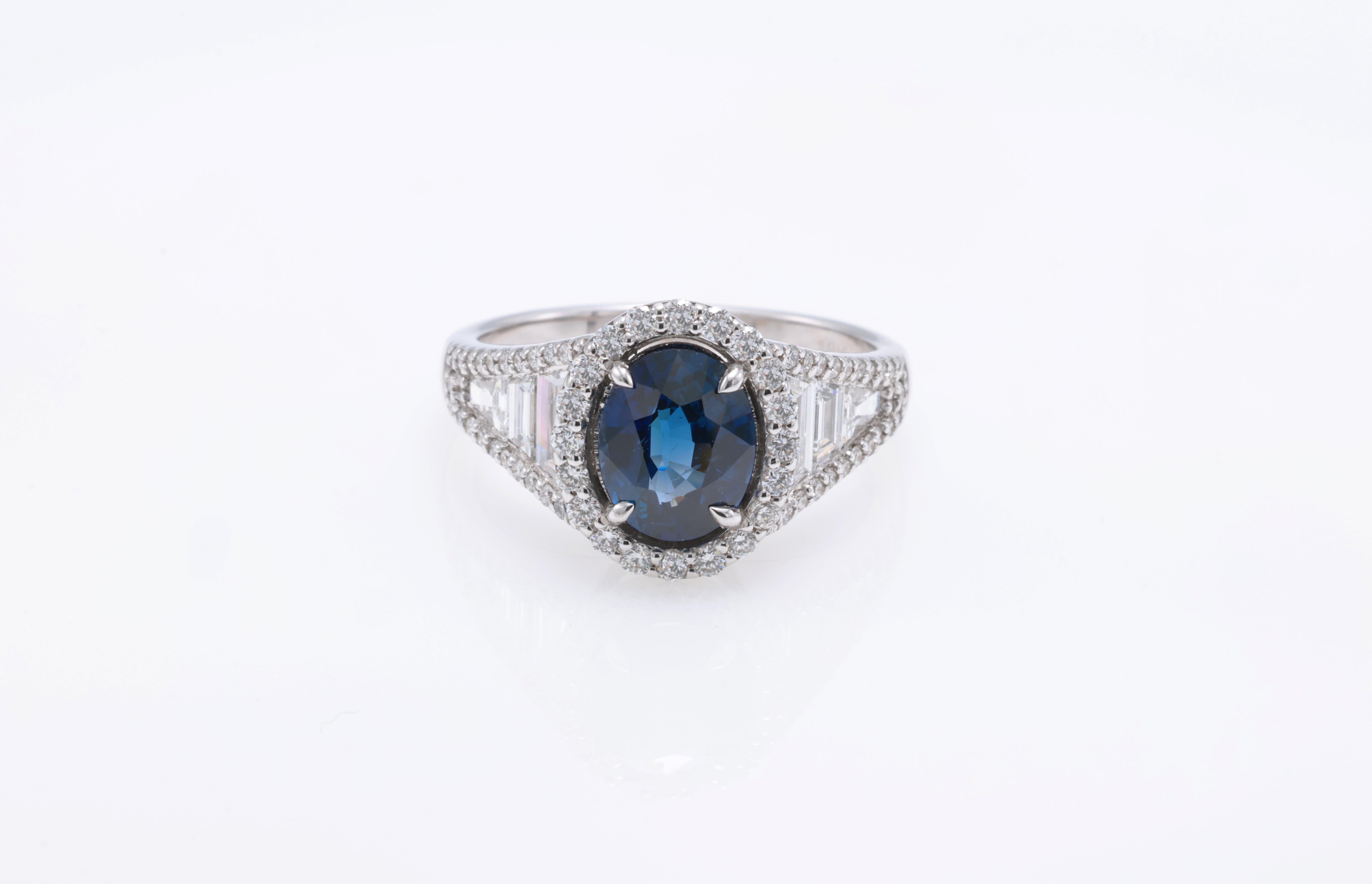 Anello in oro bianco 18 carati con diamanti
  
  Colore e caratura dell'oro: Oro bianco 18kt
  Peso: 5.349 grammi
  
  Imposta con...
  Tipo di pietra: Zaffiro
  Forma: Ovale
  Carati: 1,61 
  Colore: Blu Siam Vivido 
  Chiarezza: -
  
  Pietre