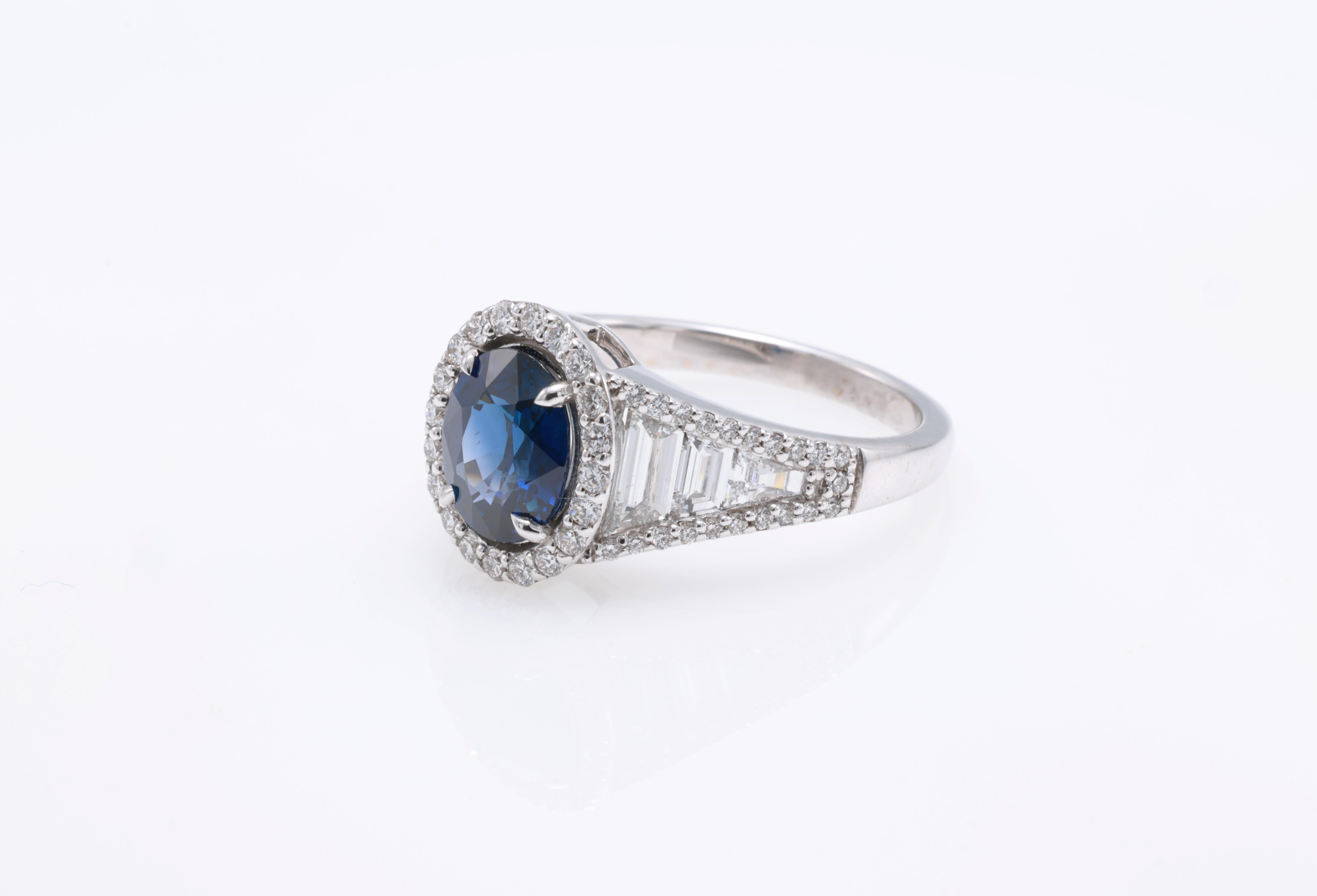 Anello con zaffiro blu vivo del Siam certificato IGA da 1,61 carati In condizioni Nuovo in vendita a บางรัก, TH