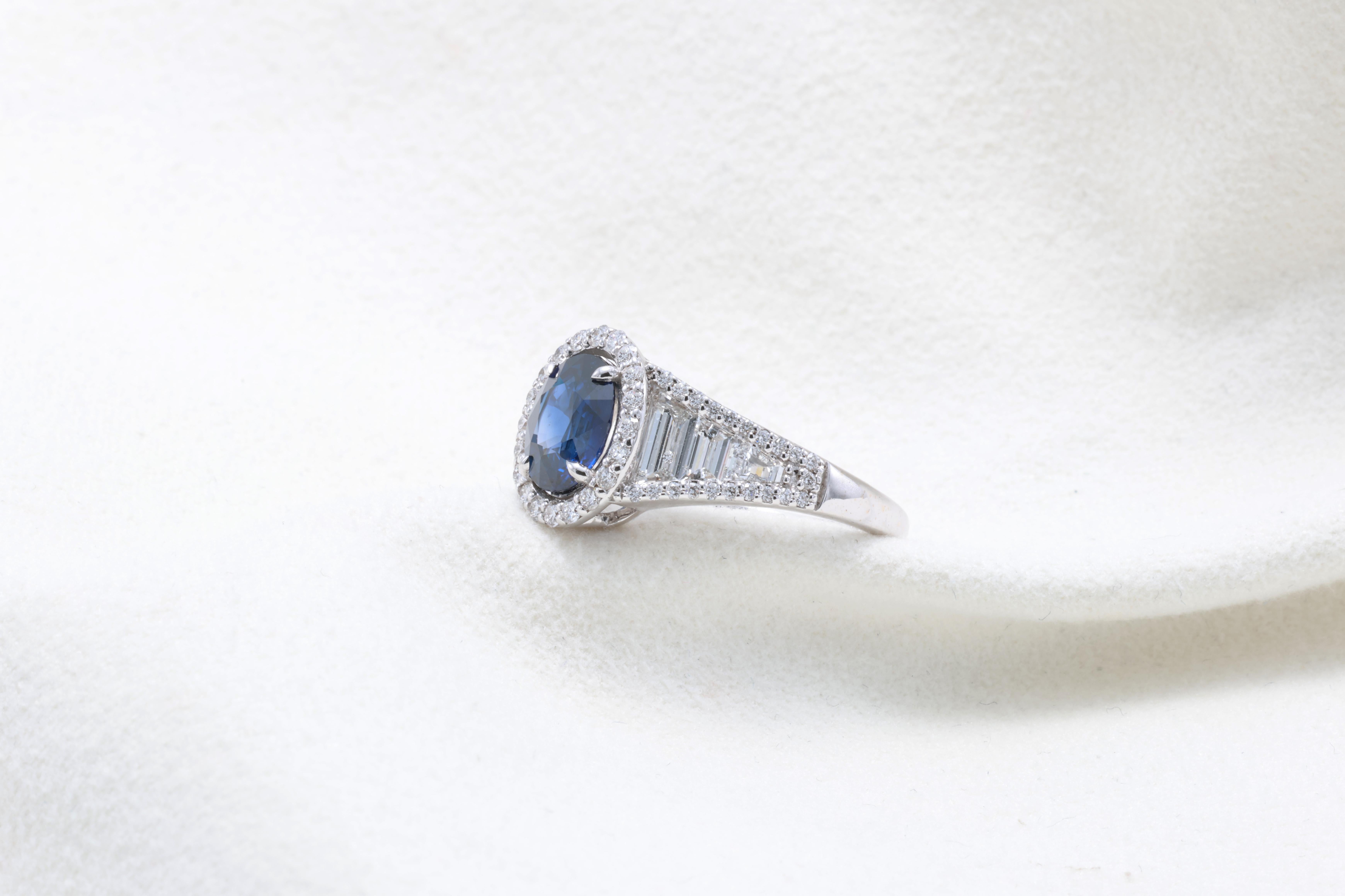 Anello con zaffiro blu vivo del Siam certificato IGA da 1,61 carati in vendita 1