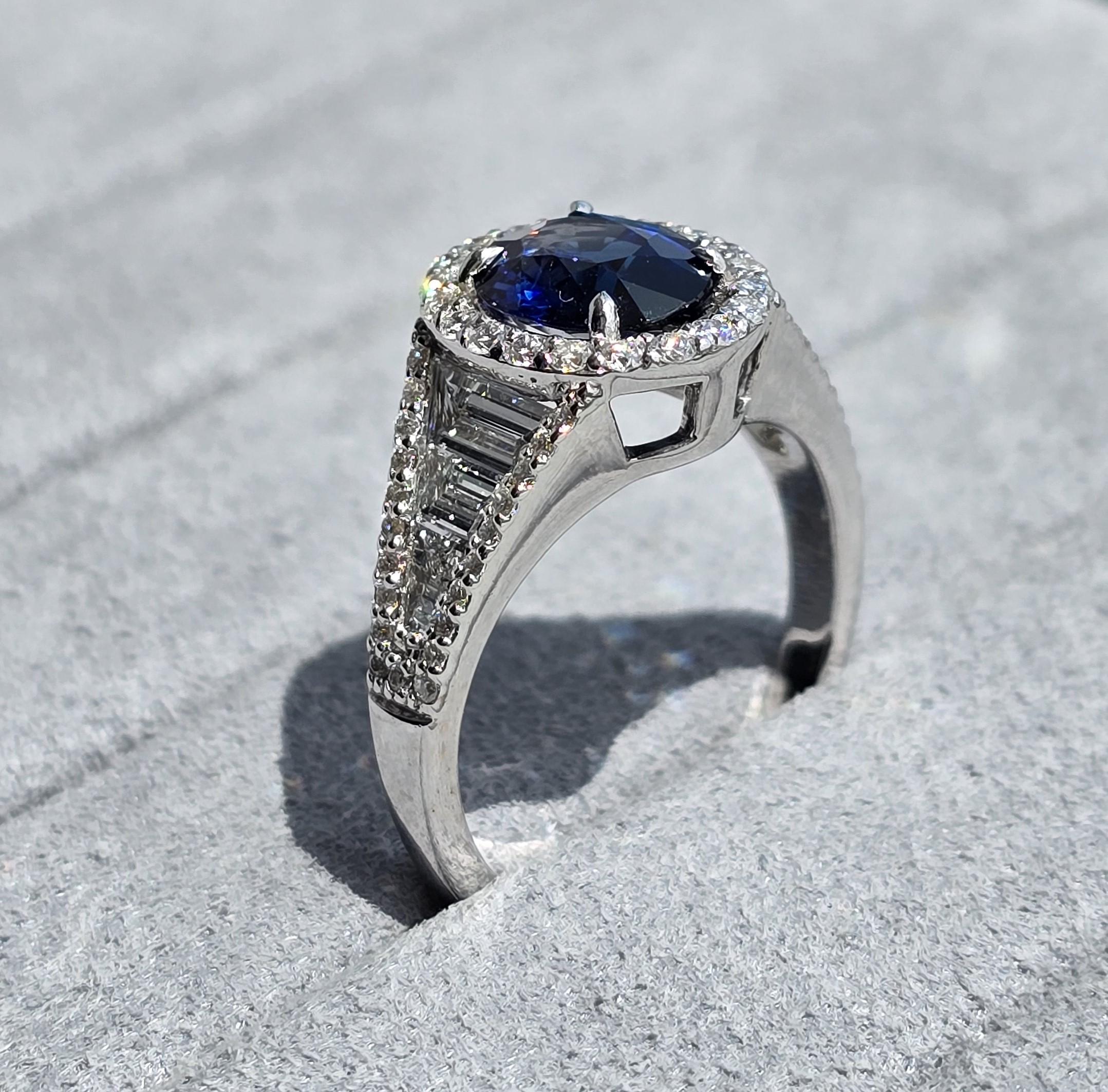 Anello con zaffiro blu vivo del Siam certificato IGA da 1,61 carati in vendita 3