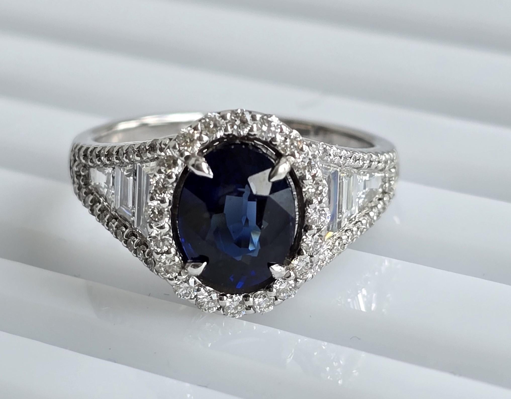 Anello con zaffiro blu vivo del Siam certificato IGA da 1,61 carati in vendita 4