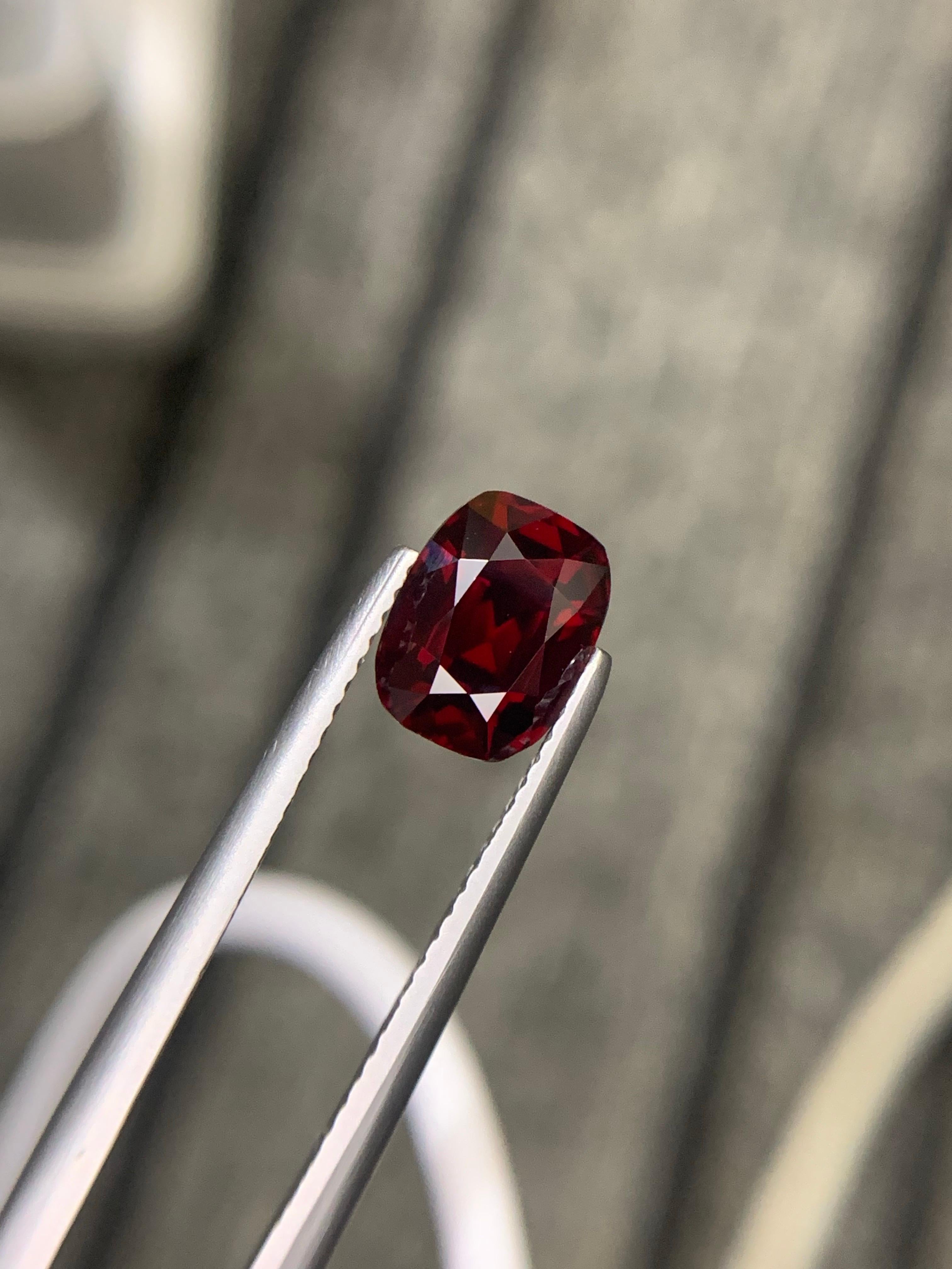 Gemma di taglio a cuscino di spinello rosso birmano naturale certificata IGA da 2,60 carati in vendita 4