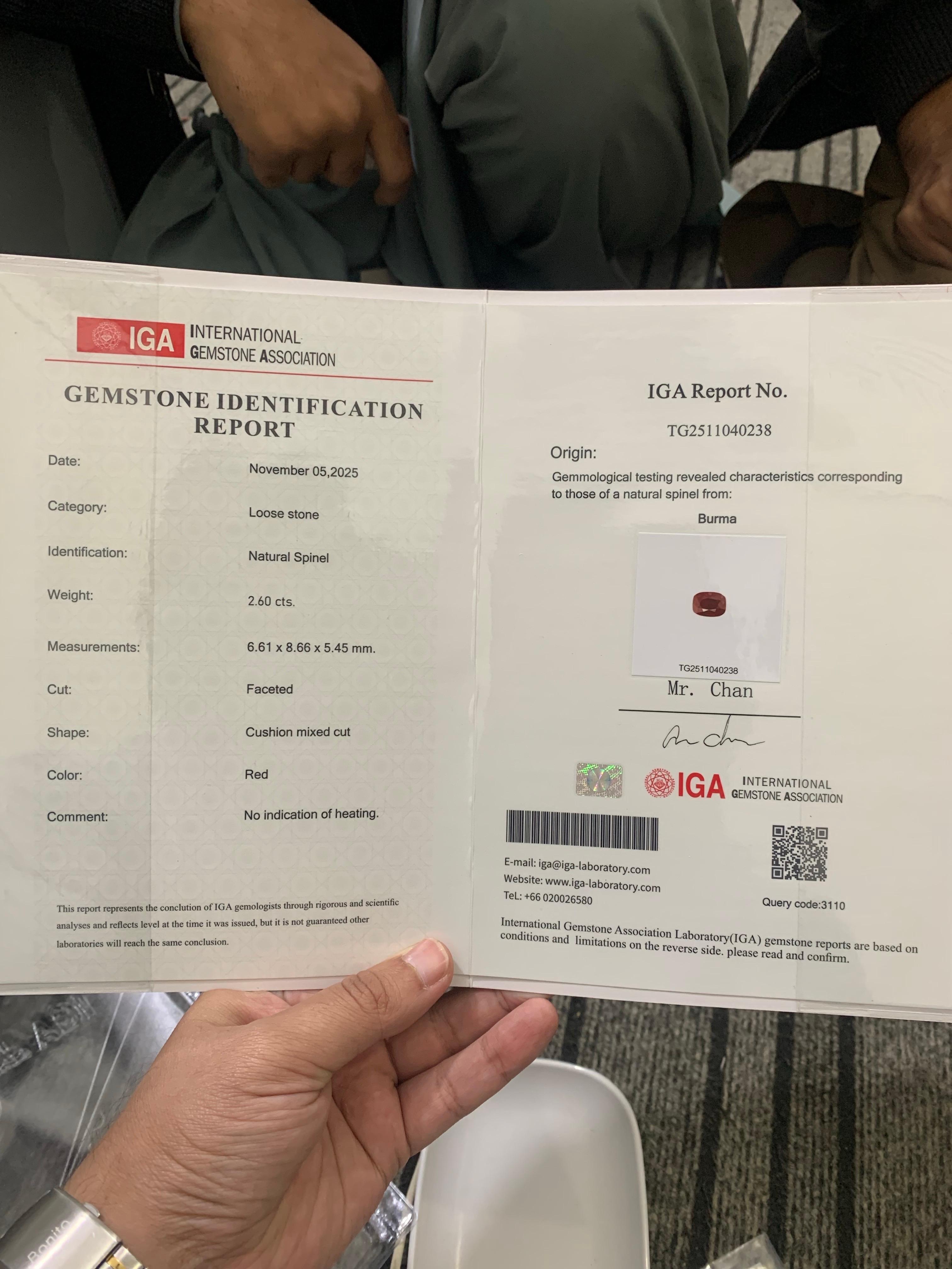 Gemma di taglio a cuscino di spinello rosso birmano naturale certificata IGA da 2,60 carati in vendita 11