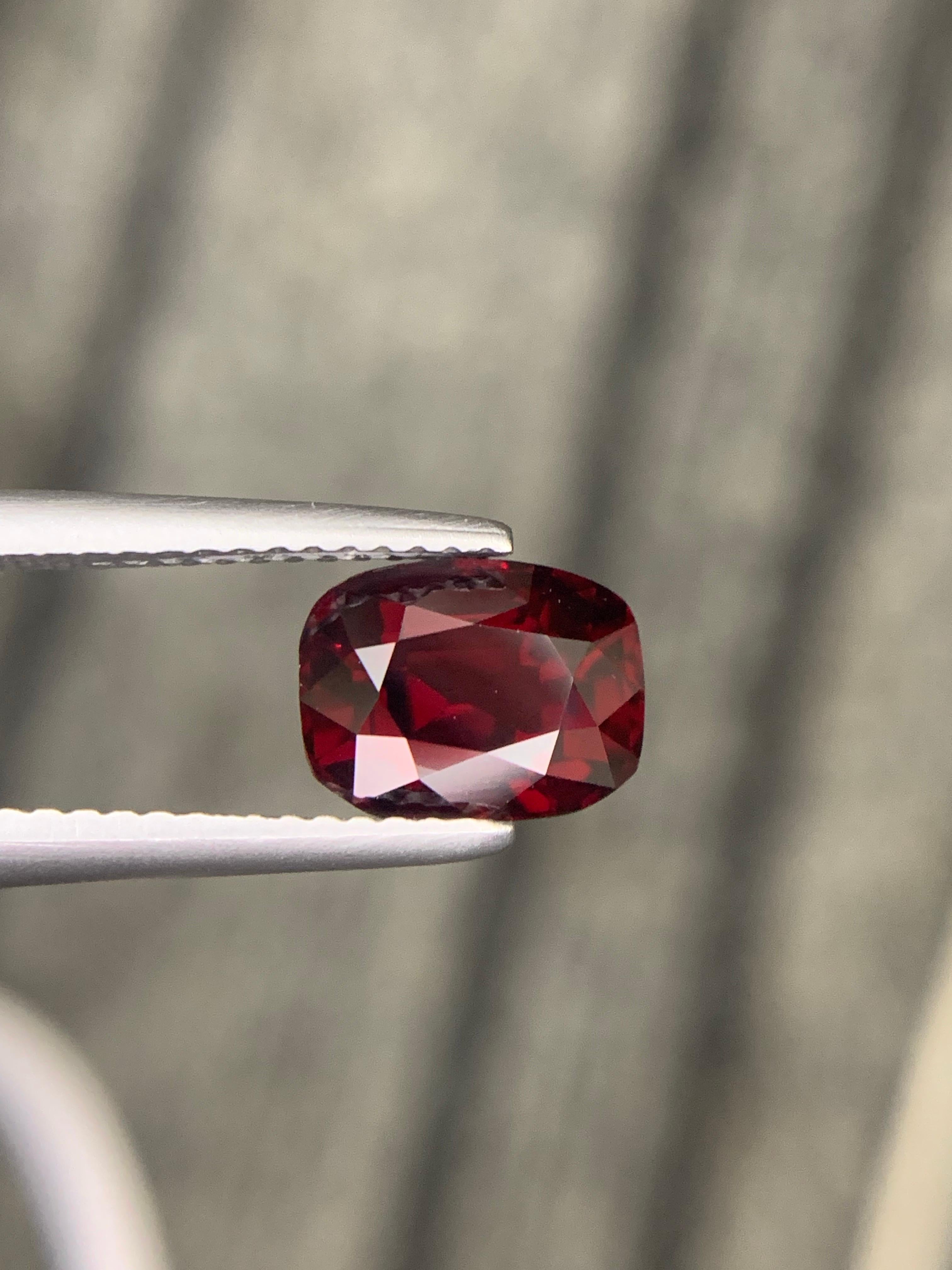 Arts and Crafts Gemma di taglio a cuscino di spinello rosso birmano naturale certificata IGA da 2,60 carati in vendita