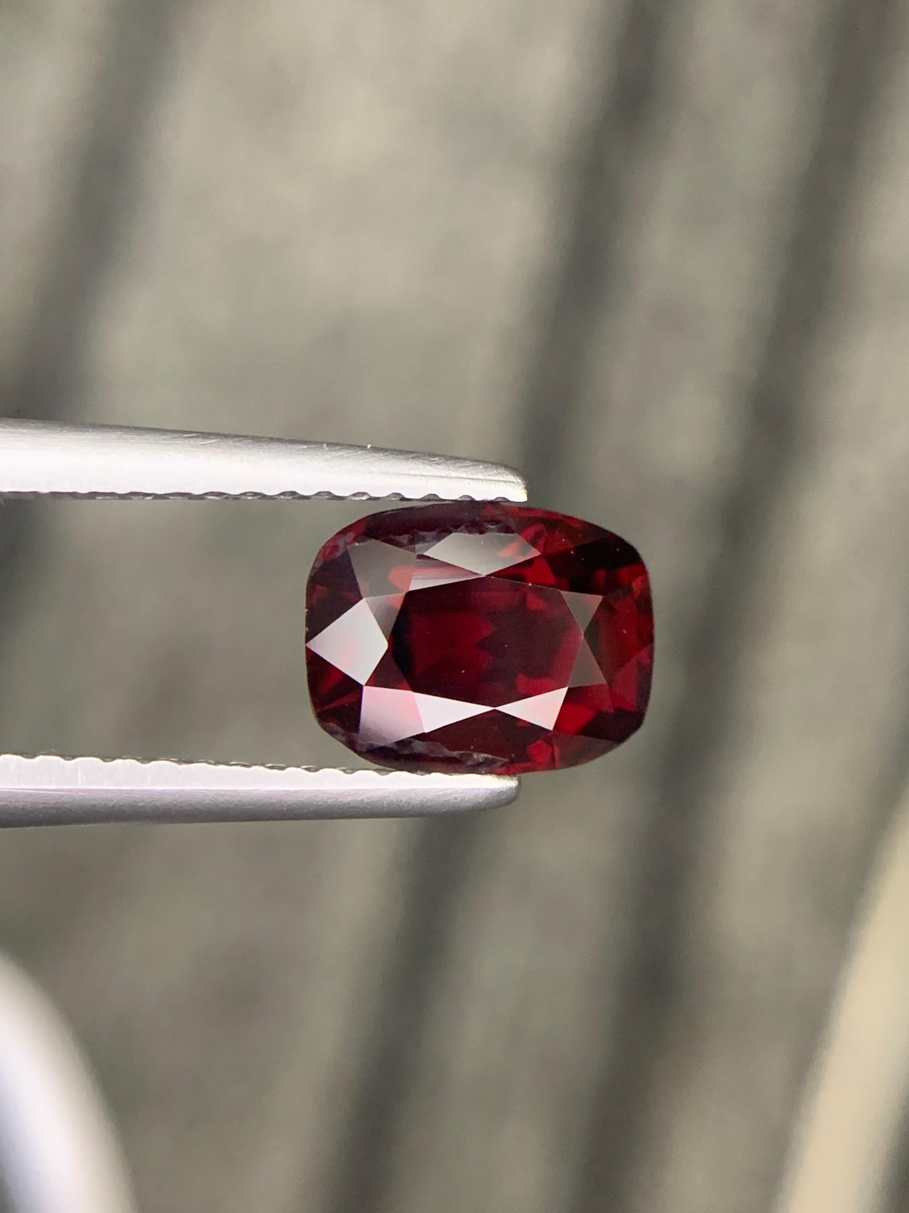 Taglio cuscino Gemma di taglio a cuscino di spinello rosso birmano naturale certificata IGA da 2,60 carati in vendita