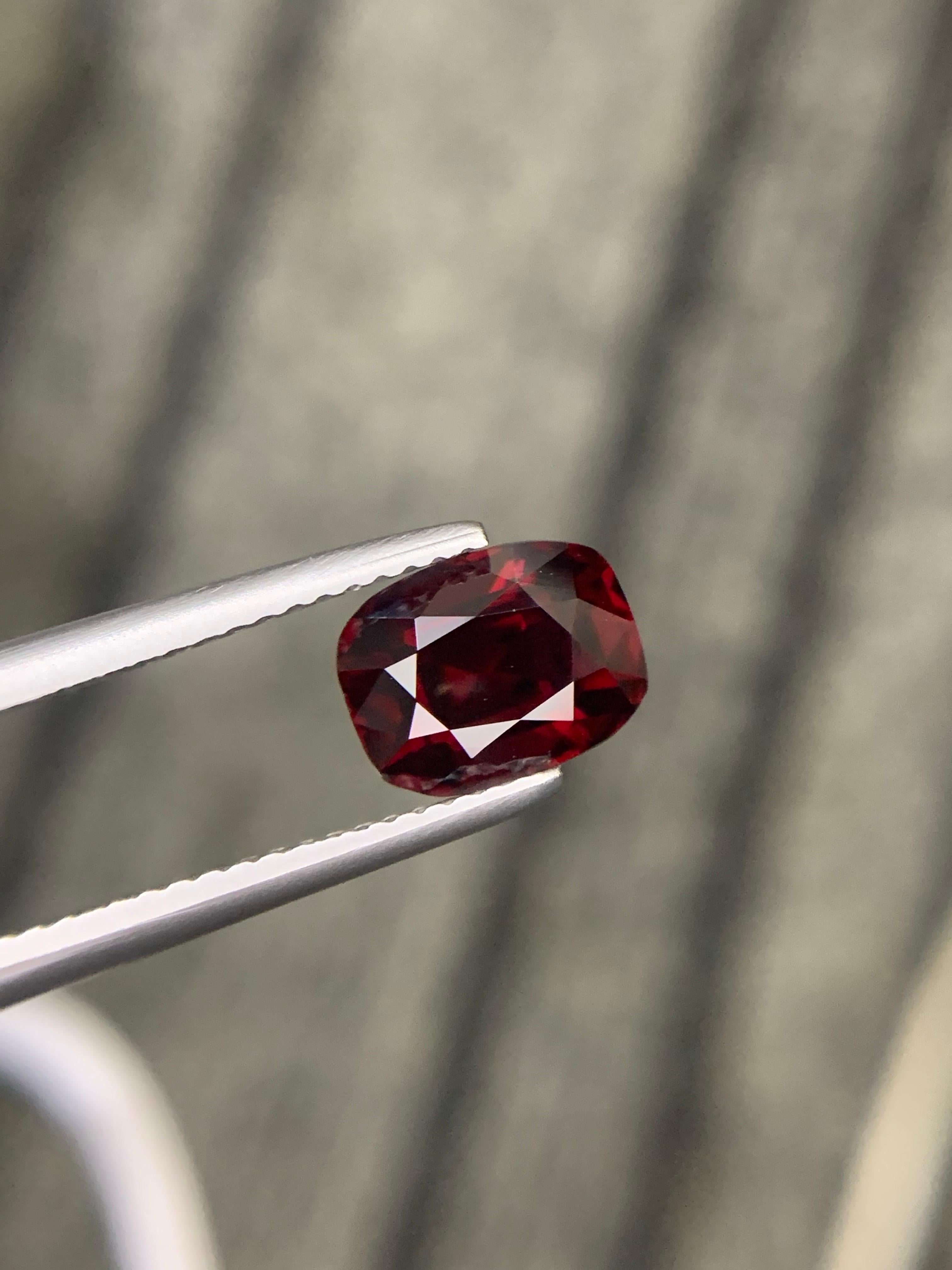 Gemma di taglio a cuscino di spinello rosso birmano naturale certificata IGA da 2,60 carati In condizioni Nuovo in vendita a Peshawar, PK