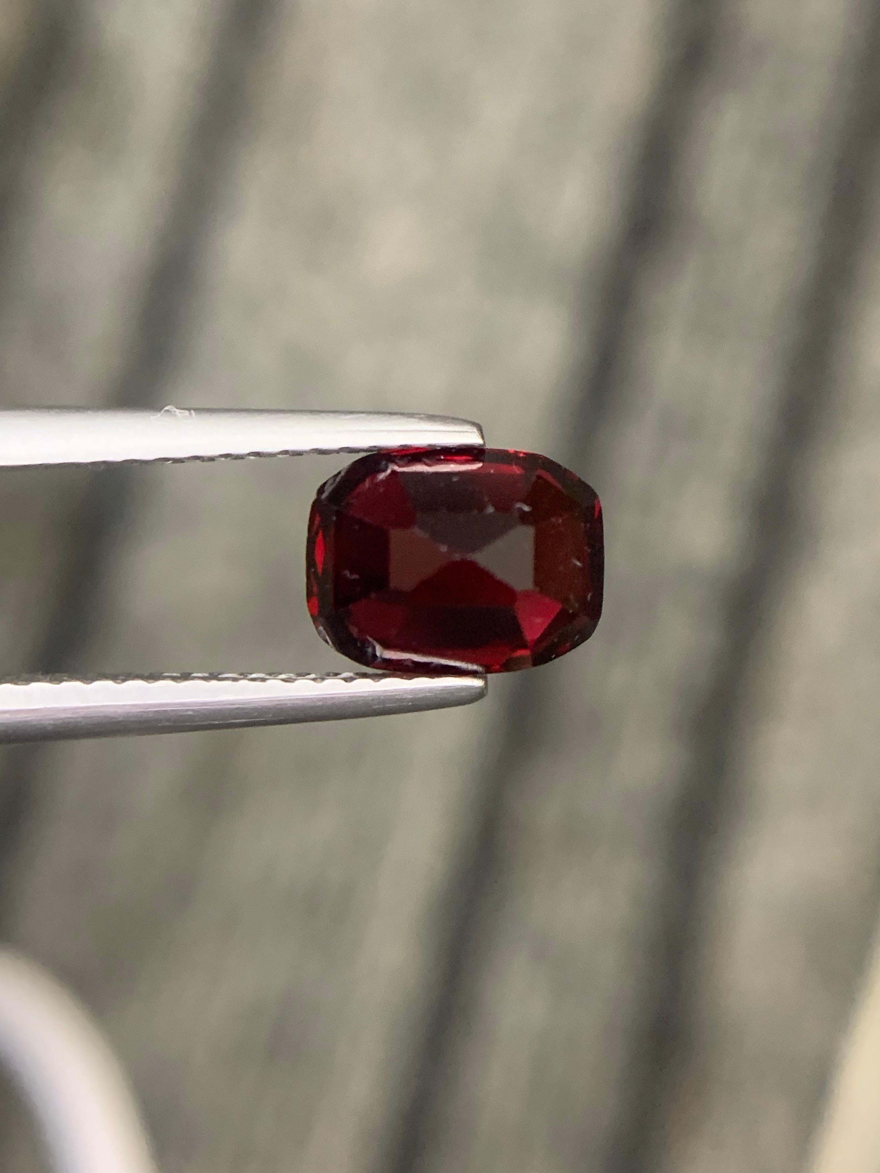 da uomo o donna Gemma di taglio a cuscino di spinello rosso birmano naturale certificata IGA da 2,60 carati in vendita