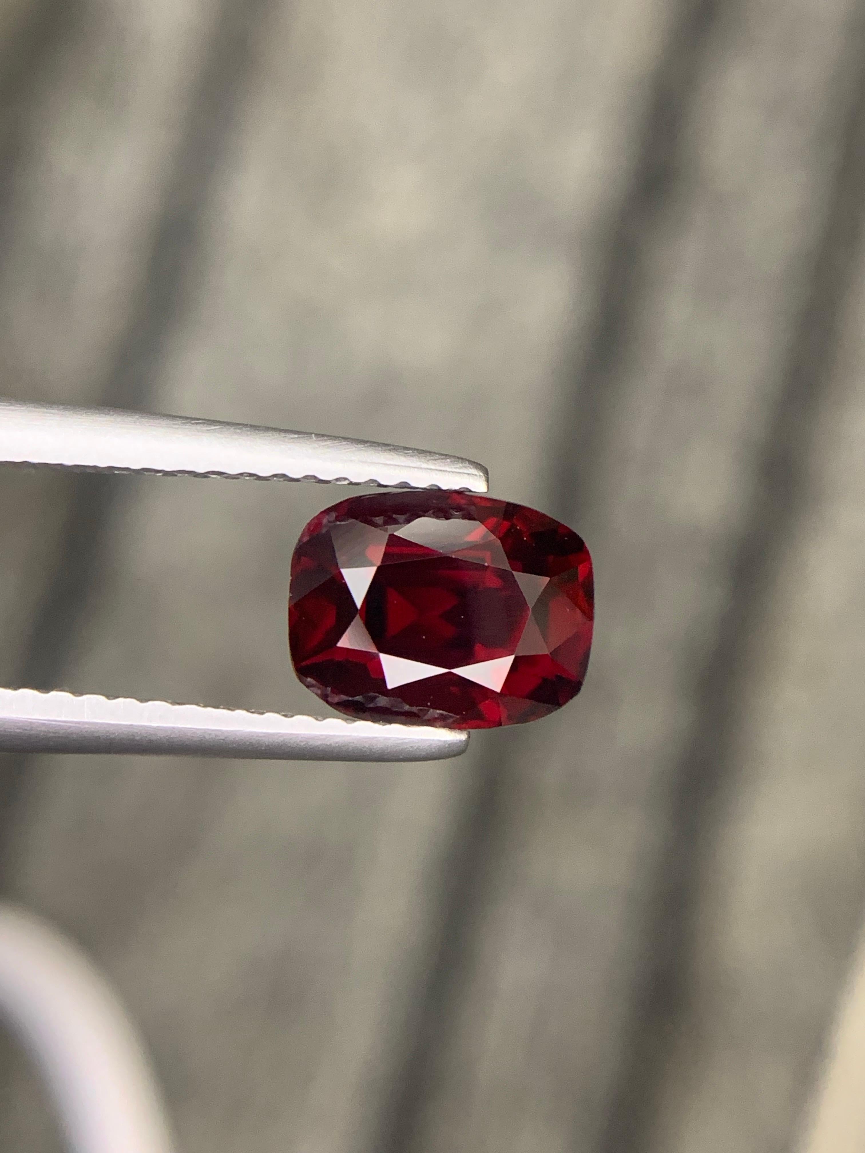 Gemma di taglio a cuscino di spinello rosso birmano naturale certificata IGA da 2,60 carati in vendita 1