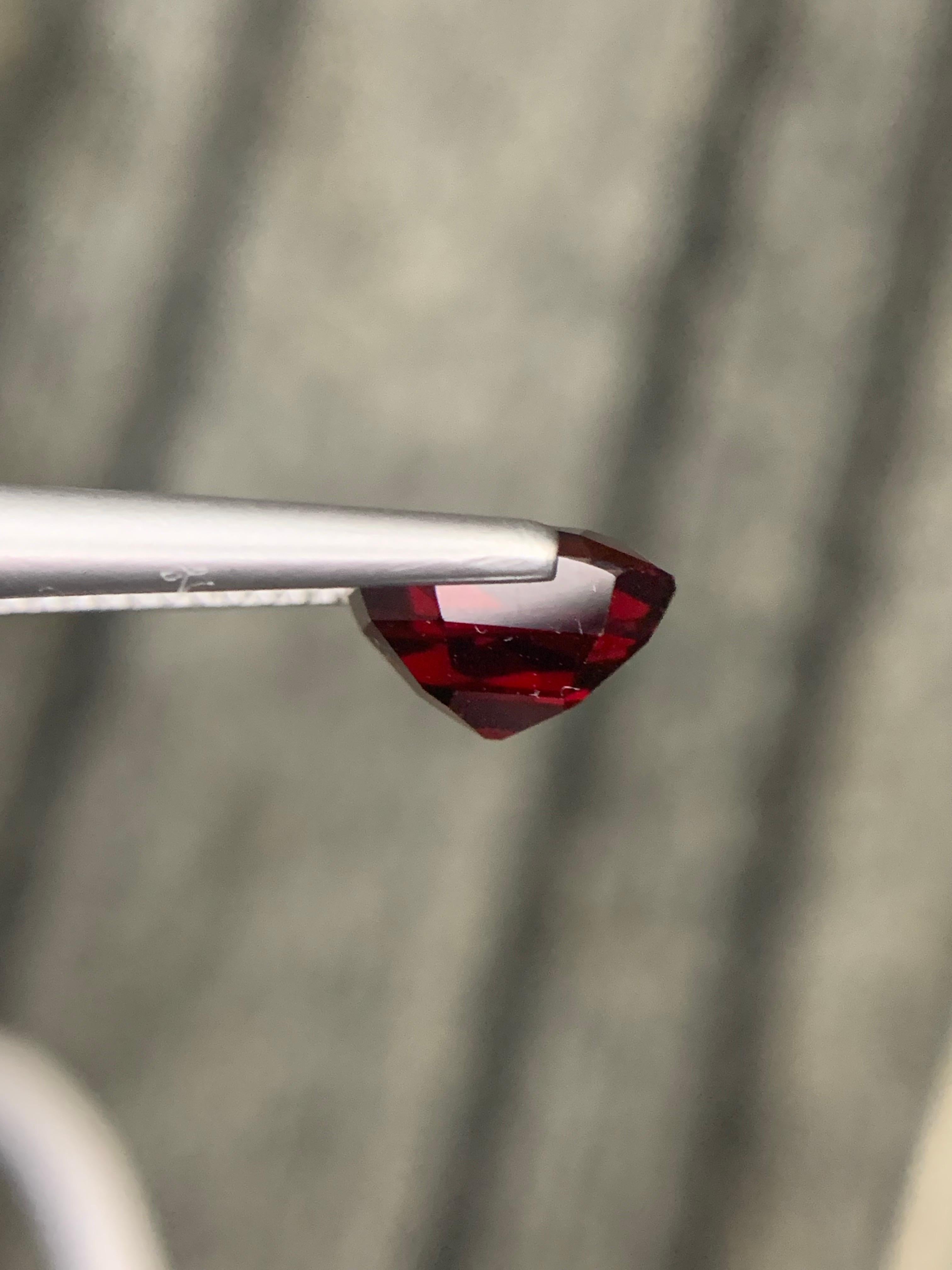 Gemma di taglio a cuscino di spinello rosso birmano naturale certificata IGA da 2,60 carati in vendita 2