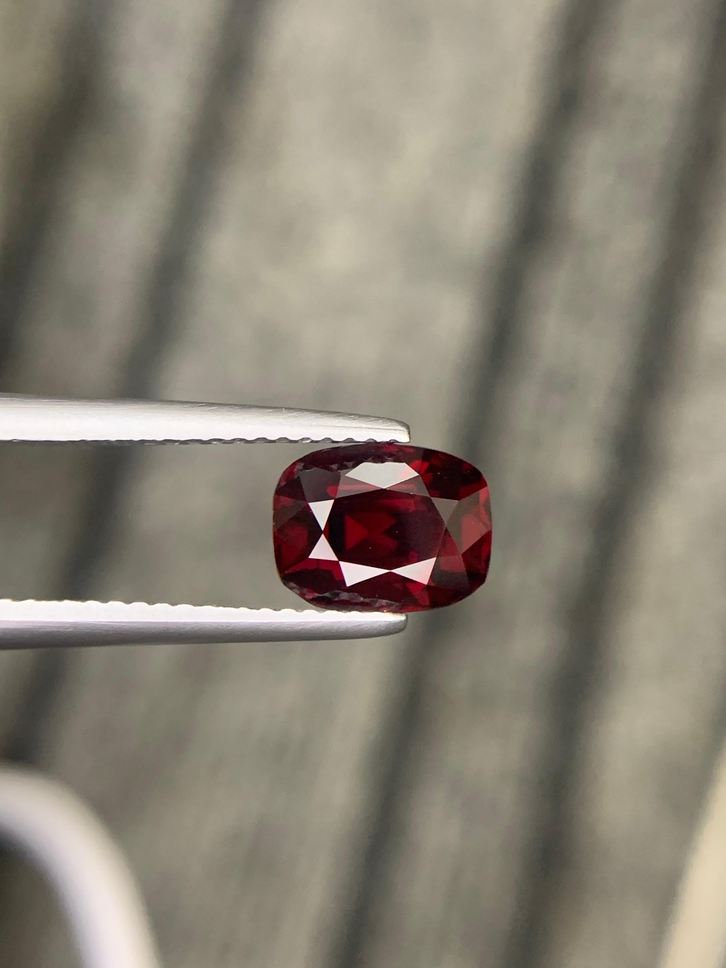 Gemma di taglio a cuscino di spinello rosso birmano naturale certificata IGA da 2,60 carati in vendita 3