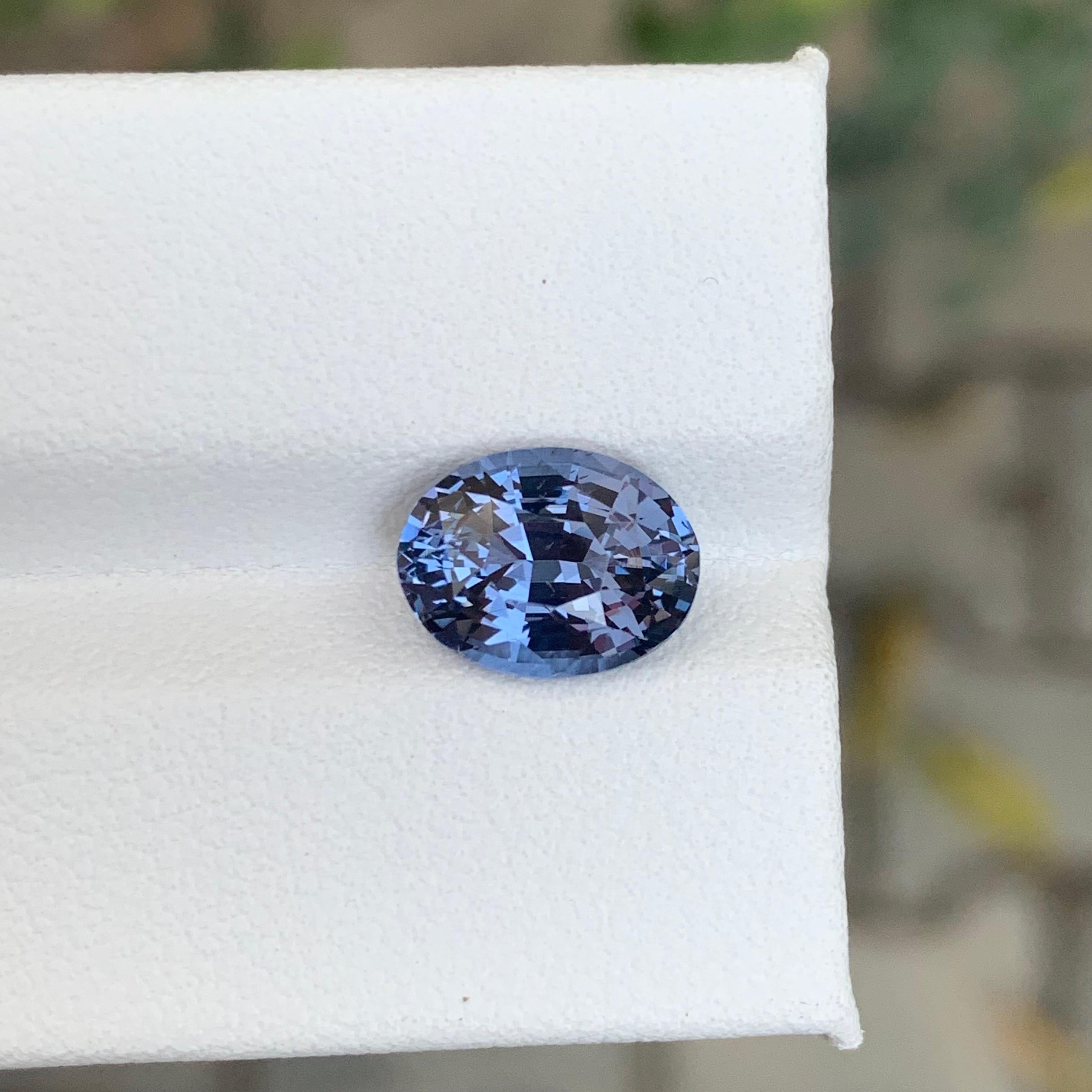 Arts and Crafts Gemma di taglio ovale di Spinello viola birmano sciolto naturale certificata IGA da 3,18 carati in vendita