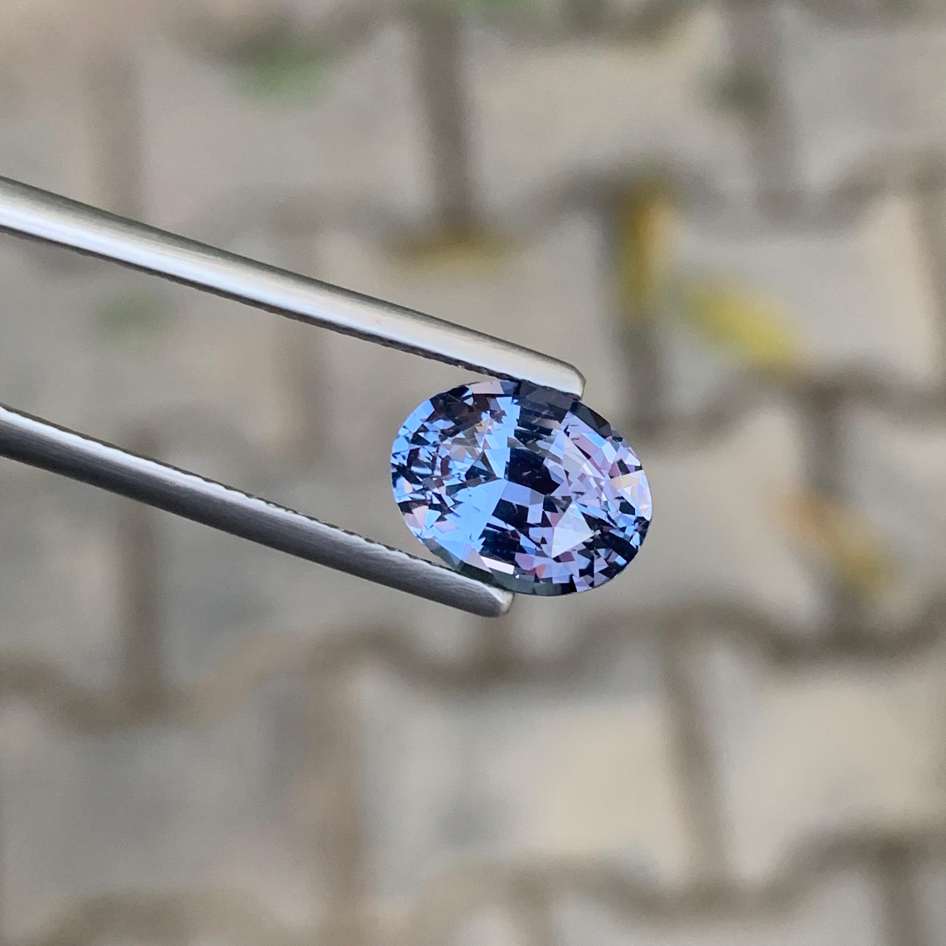 Taglio ovale Gemma di taglio ovale di Spinello viola birmano sciolto naturale certificata IGA da 3,18 carati in vendita