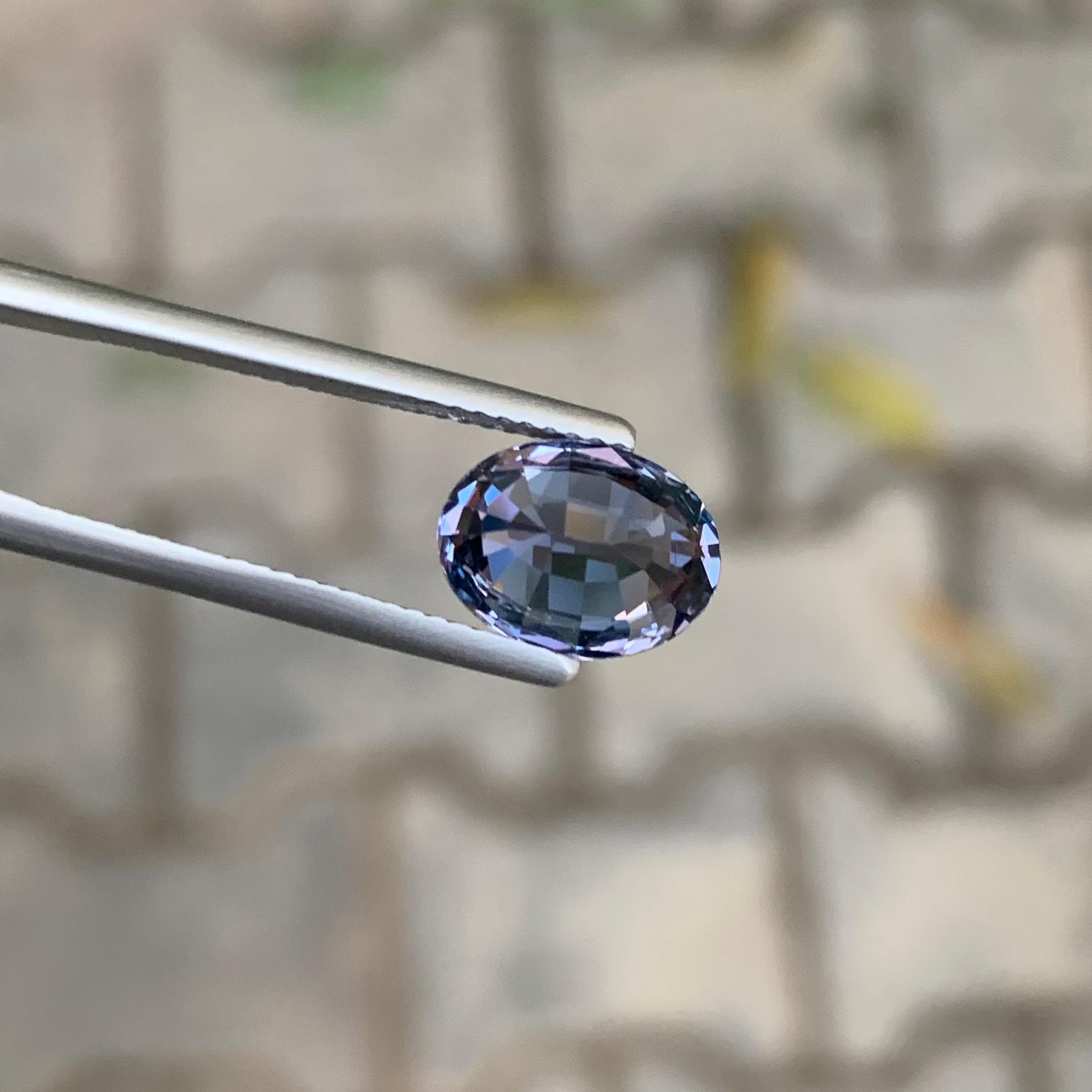 Gemma di taglio ovale di Spinello viola birmano sciolto naturale certificata IGA da 3,18 carati In condizioni Nuovo in vendita a Peshawar, PK