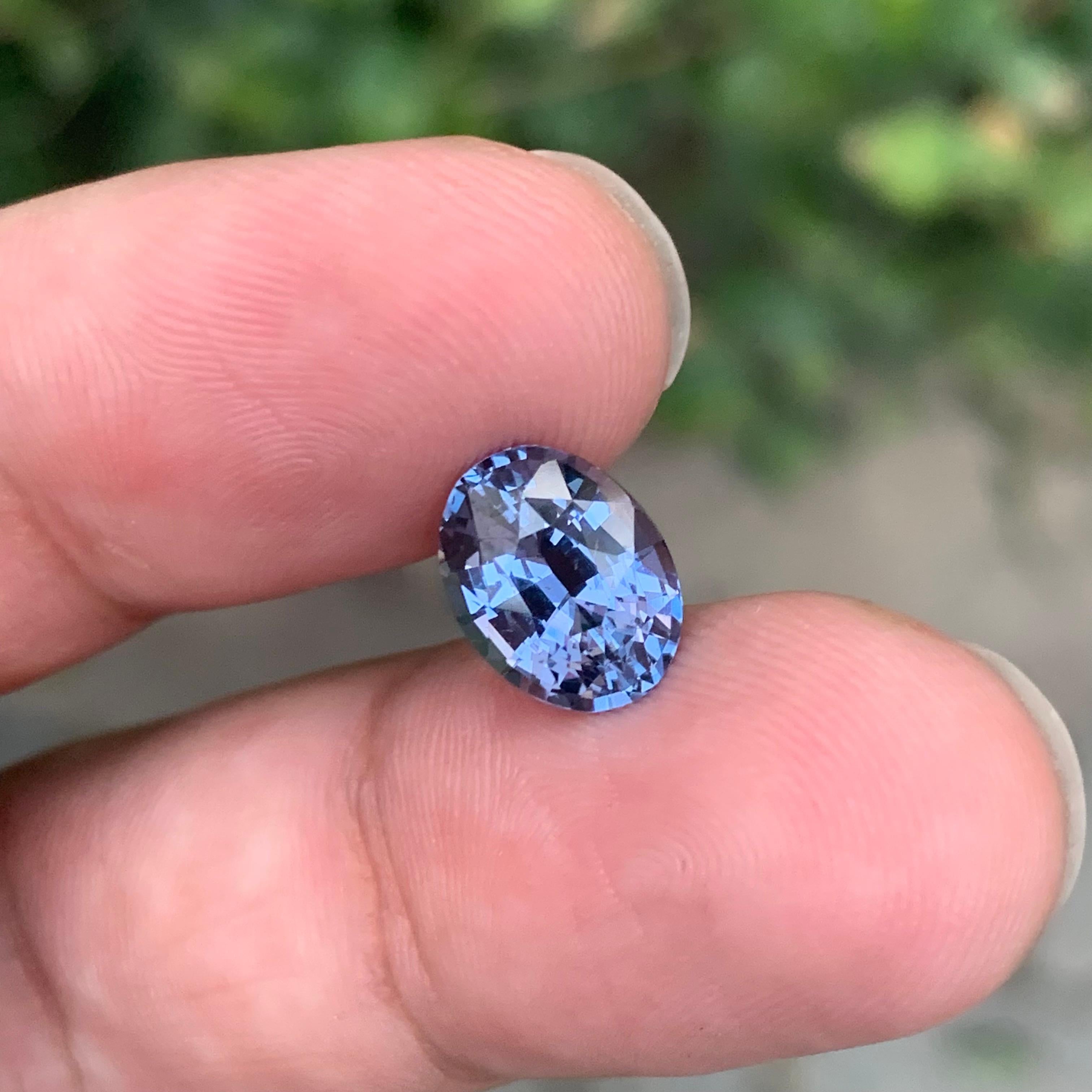 da uomo o donna Gemma di taglio ovale di Spinello viola birmano sciolto naturale certificata IGA da 3,18 carati in vendita