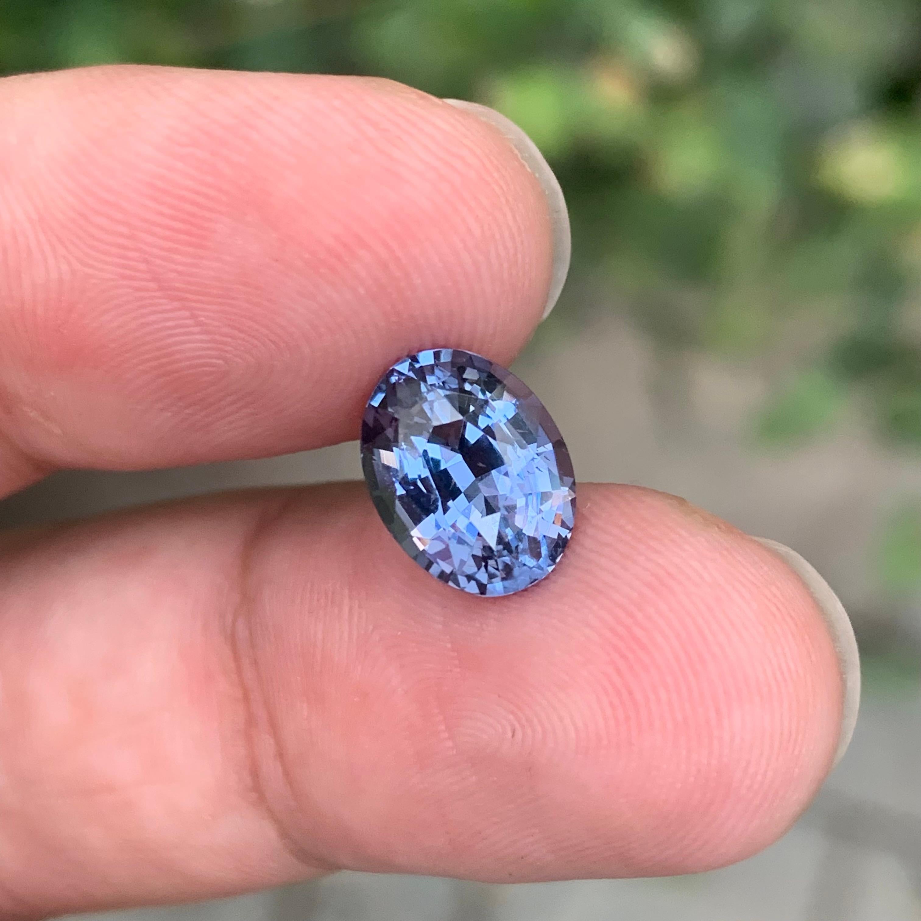 Gemma di taglio ovale di Spinello viola birmano sciolto naturale certificata IGA da 3,18 carati in vendita 1