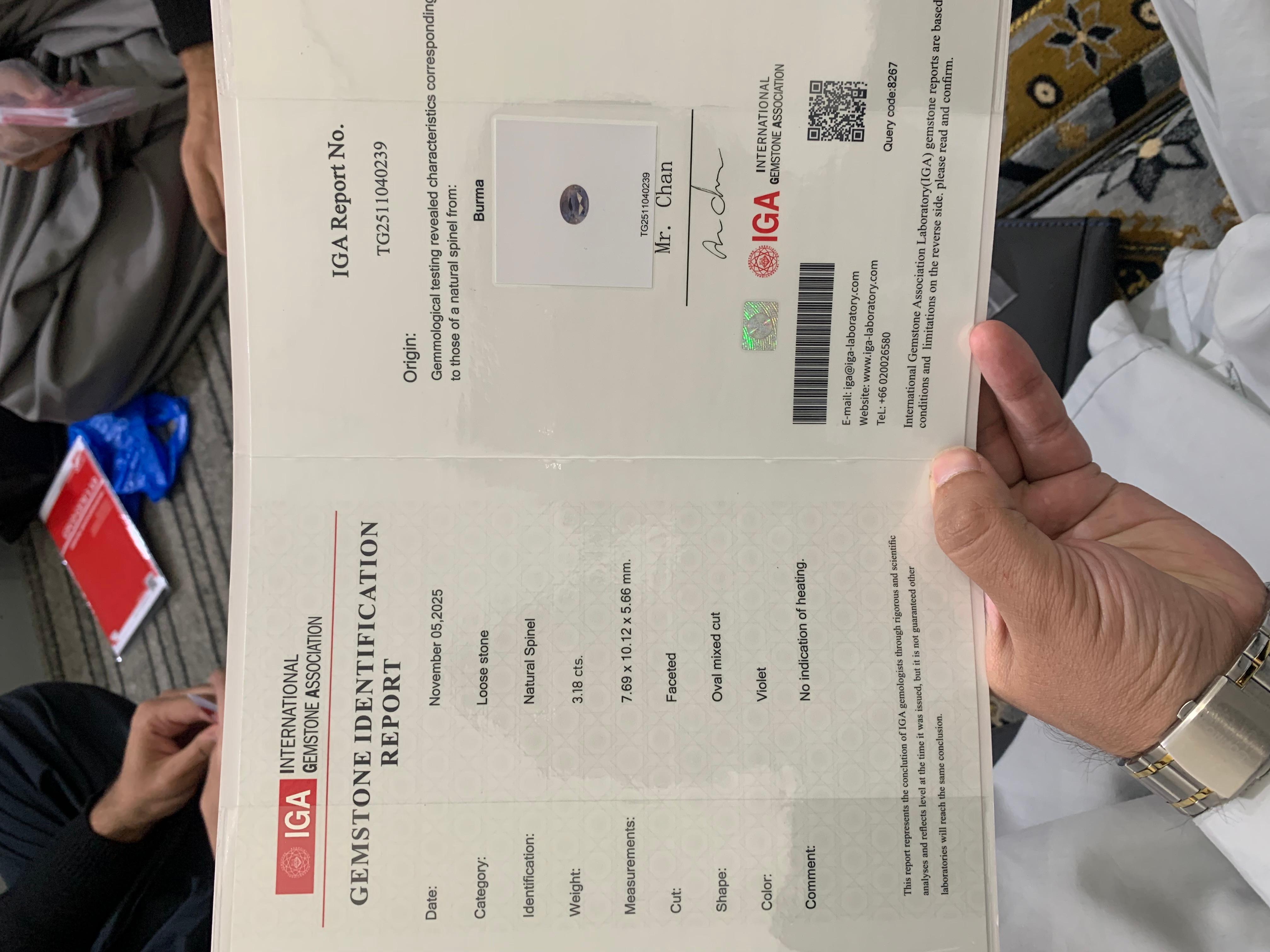 Gemma di taglio ovale di Spinello viola birmano sciolto naturale certificata IGA da 3,18 carati in vendita 3