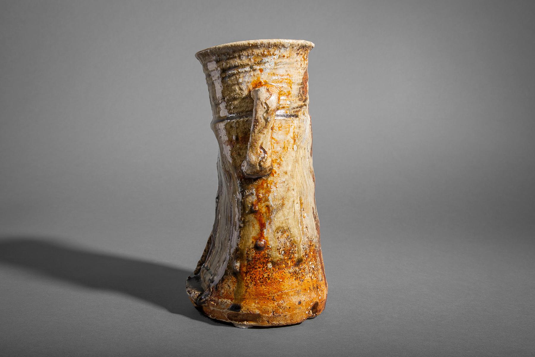 Vase de la période Meiji (1868-1912) aux oreilles caractéristiques de l'Iga-ware et à l'argile rugueuse et sableuse. Livré dans sa boîte de rangement d'origine avec une veste en soie et un cordon de serrage.