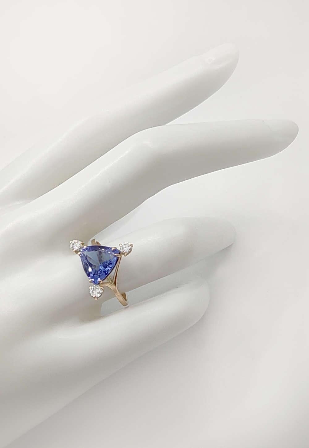 Contemporary Gemstone ring 14k  gold  Certified  Tanzanite Diamonds Cocktail Ring
