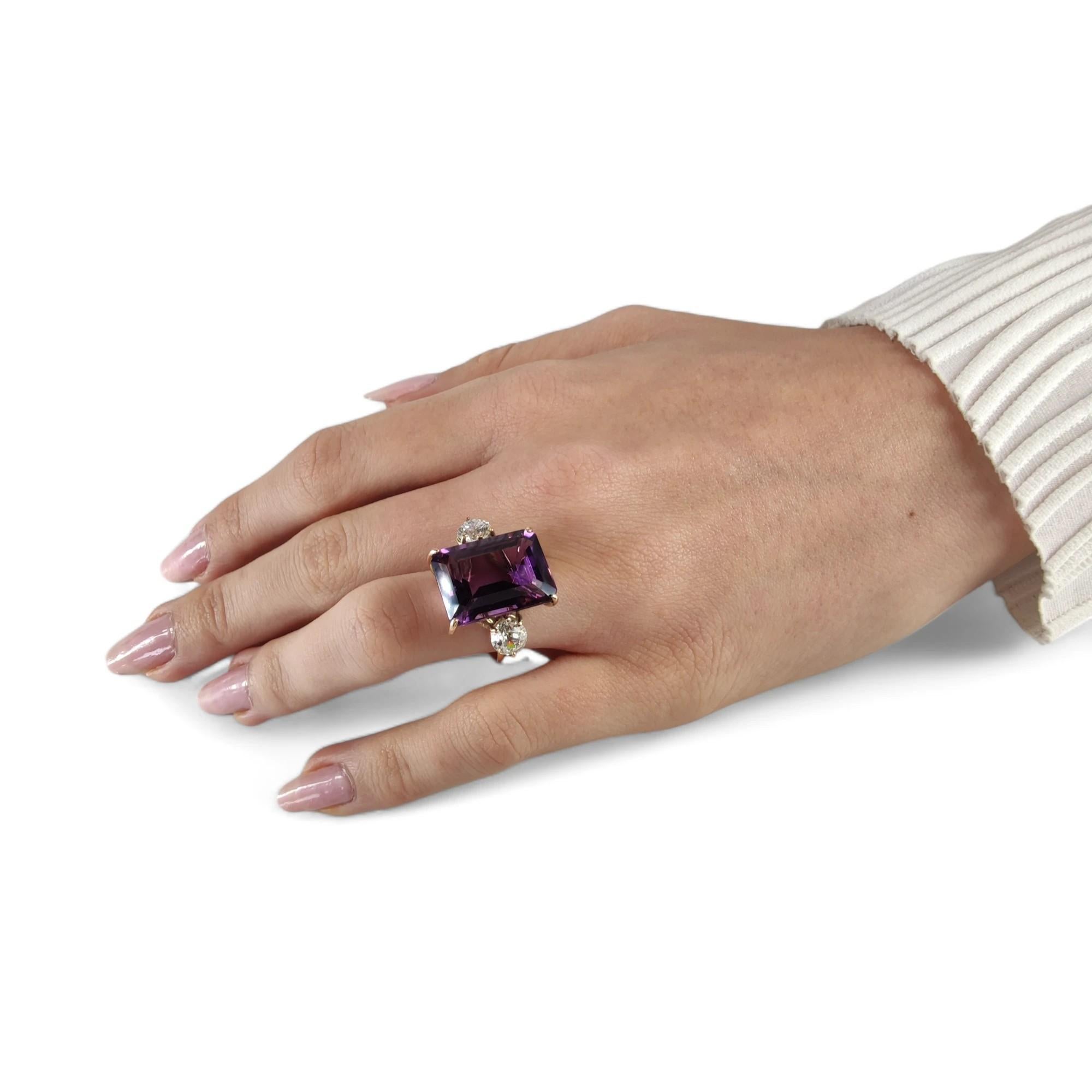 Allgemeine Beschreibung
Dieser exquisite Ring ist mehr als nur Schmuck, er ist ein Meisterwerk an Design und Handwerkskunst. Jedes Detail wird in sorgfältiger Handarbeit gefertigt und unterstreicht seine einzigartige und skulpturale