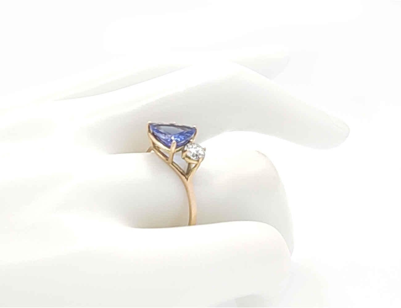 Certified 1.90ct Tanzanite  0.41ct Diamond Ring in 18K Gold, Engagement Ring For Sale 8